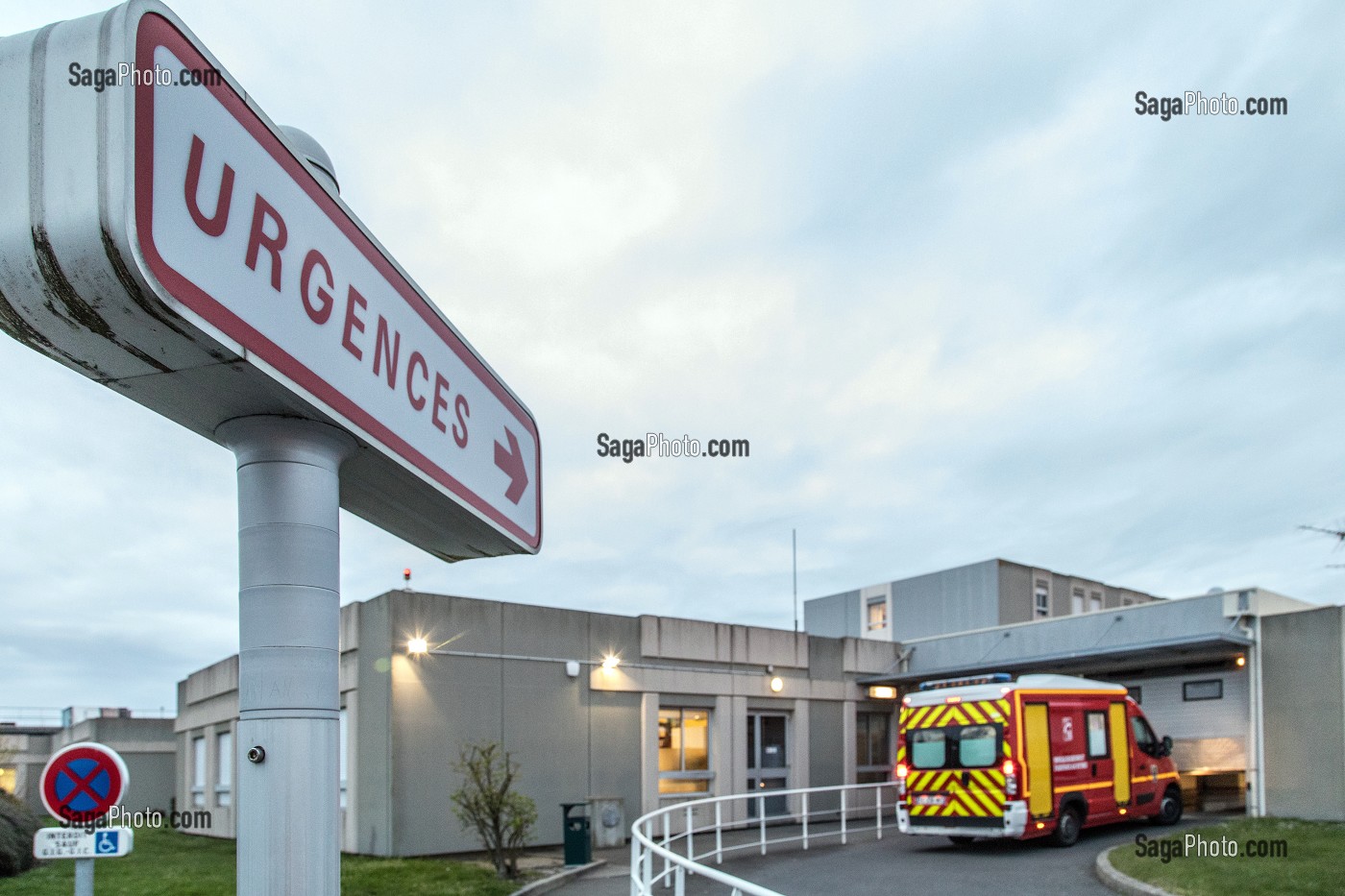 DEPART POUR UN JEUNE HOMME SE PLAIGNANT D'UNE DOULEUR AU THORAX, TRANSPORT AUX URGENCES DE L'HOPITAL, CENTRE DE SECOURS PRINCIPAL DE GRANVILLE (50), FRANCE 