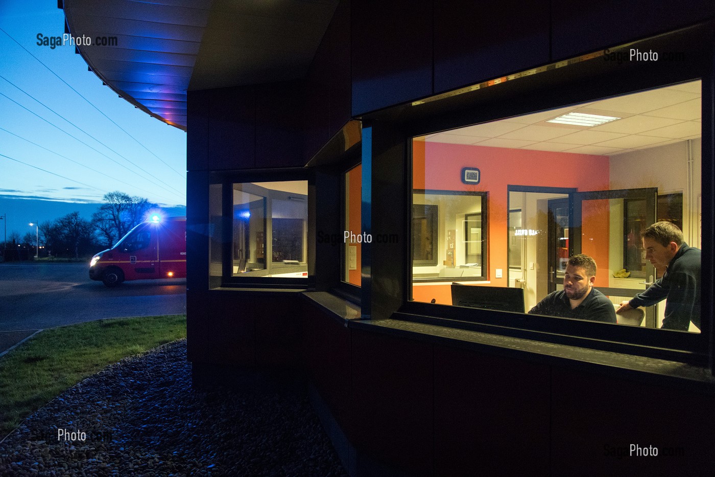 DEPART EN INTERVENTION DES SAPEURS-POMPIERS AVEC L'AMBULANCE DE NUIT, CENTRE DE SECOURS PRINCIPAL DE GRANVILLE (50), FRANCE 
