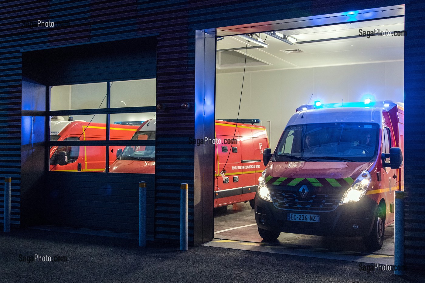 DEPART EN INTERVENTION DES SAPEURS-POMPIERS AVEC L'AMBULANCE DE NUIT, CENTRE DE SECOURS PRINCIPAL DE GRANVILLE (50), FRANCE 