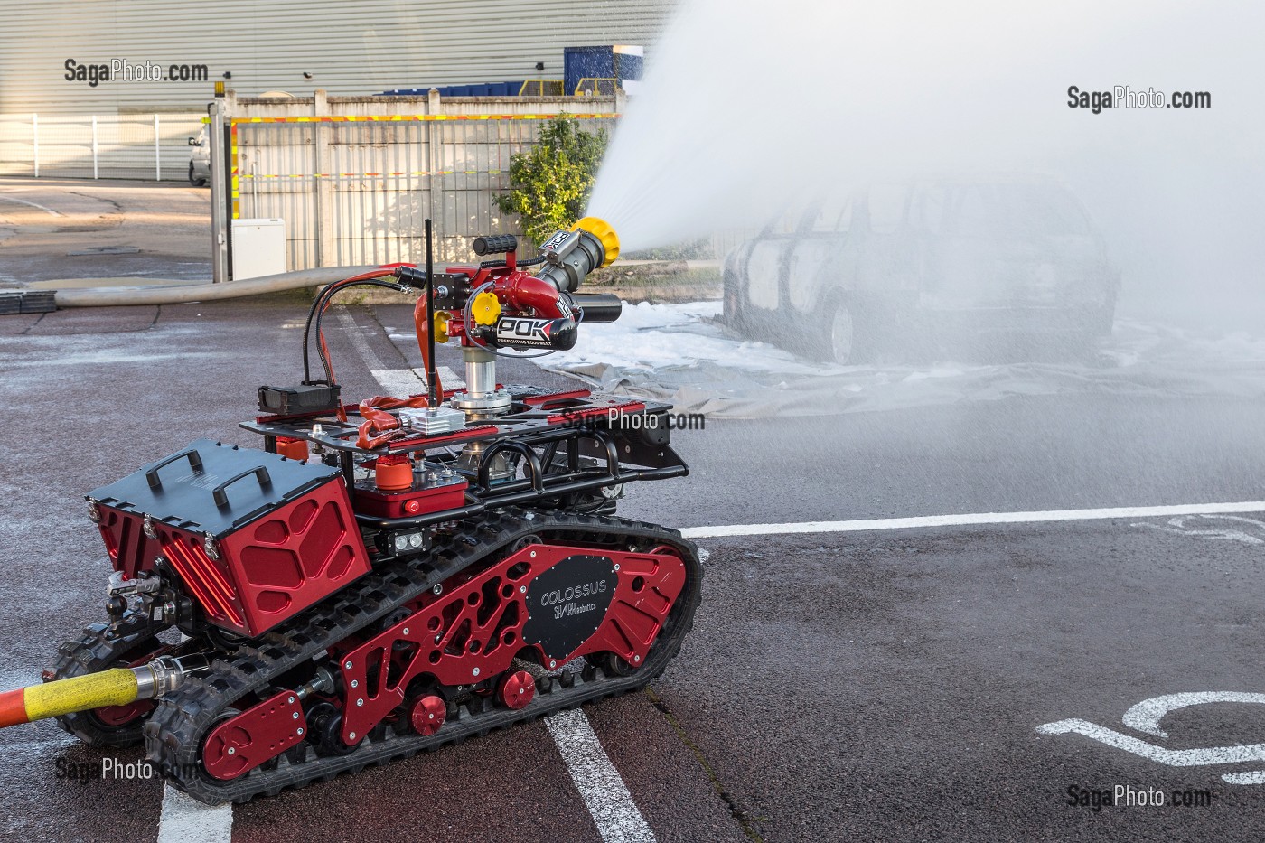 COLOSSUS, LE ROBOT FRANCAIS CHENILLE DOTE D’UN CANON A EAU POUR LA LUTTE CONTRE LES INCENDIES, ATELIERS DES FIRE DAYS, AUXERRE (89), FRANCE 
