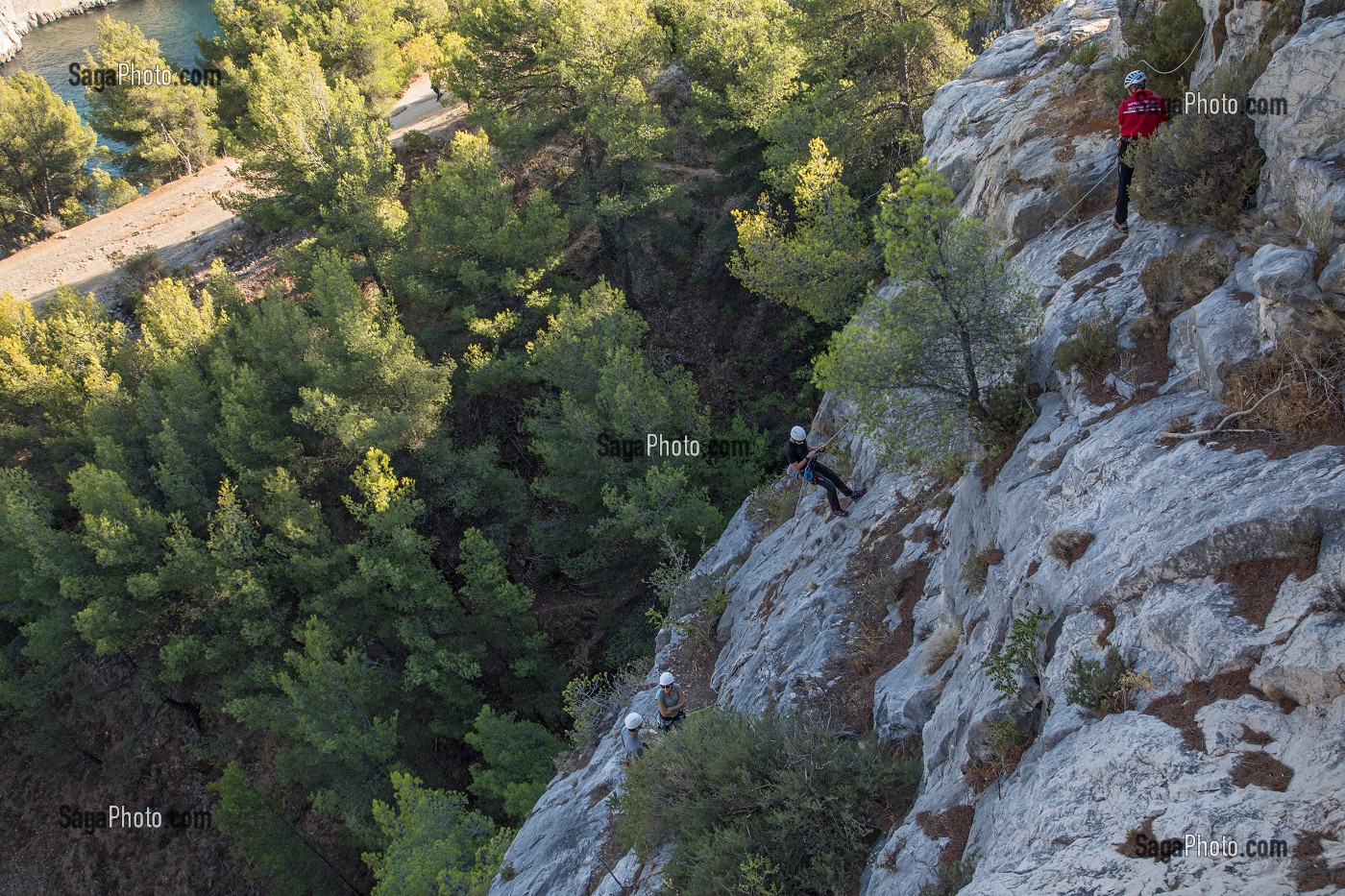 DESCENTE EN RAPPEL EN FALAISE DANS LES CALANQUES DE PORT-MIOU, FORMATION TRANSPORTS HELIPORTES POUR LES MEDECINS ET INFIRMIERS URGENTISTES, ECOLE D'APPLICATION DE SECURITE CIVILE DE VALABRE, CASSIS (13), FRANCE 
