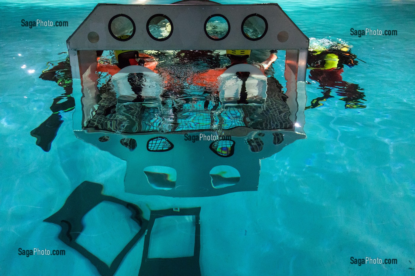 ENTRAINEMENT A LA SURVIE EN MER DANS LA GLOUTE (CABINE D'HELICOPTERE), FORMATION TRANSPORTS HELIPORTES POUR LES MEDECINS ET INFIRMIERS URGENTISTES, ECOLE D'APPLICATION DE SECURITE CIVILE DE VALABRE, GARDANNE (13), FRANCE 