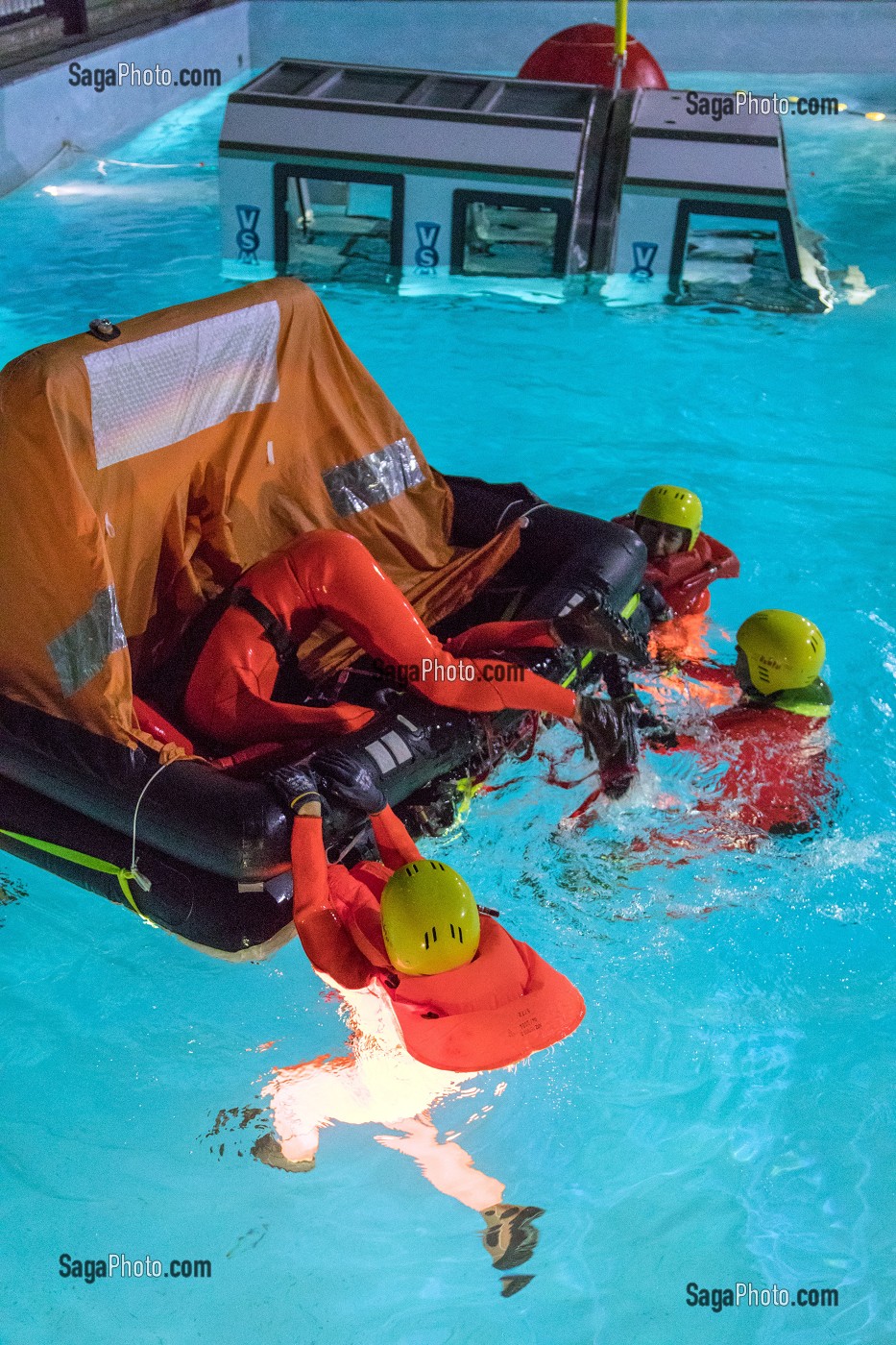 ENTRAINEMENT A LA SURVIE EN MER DANS LA GLOUTE (CABINE D'HELICOPTERE) AVEC LE CONAT DE SAUVETAGE, FORMATION TRANSPORTS HELIPORTES POUR LES MEDECINS ET INFIRMIERS URGENTISTES, ECOLE D'APPLICATION DE SECURITE CIVILE DE VALABRE, GARDANNE (13), FRANCE 