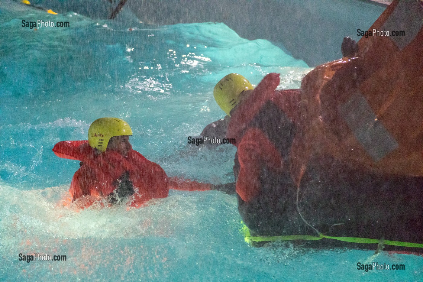 ENTRAINEMENT A LA SURVIE EN MER DANS LA GLOUTE (CABINE D'HELICOPTERE) AVEC LE CANOT DE SAUVETAGE, FORMATION TRANSPORTS HELIPORTES POUR LES MEDECINS ET INFIRMIERS URGENTISTES, ECOLE D'APPLICATION DE SECURITE CIVILE DE VALABRE, GARDANNE (13), FRANCE 