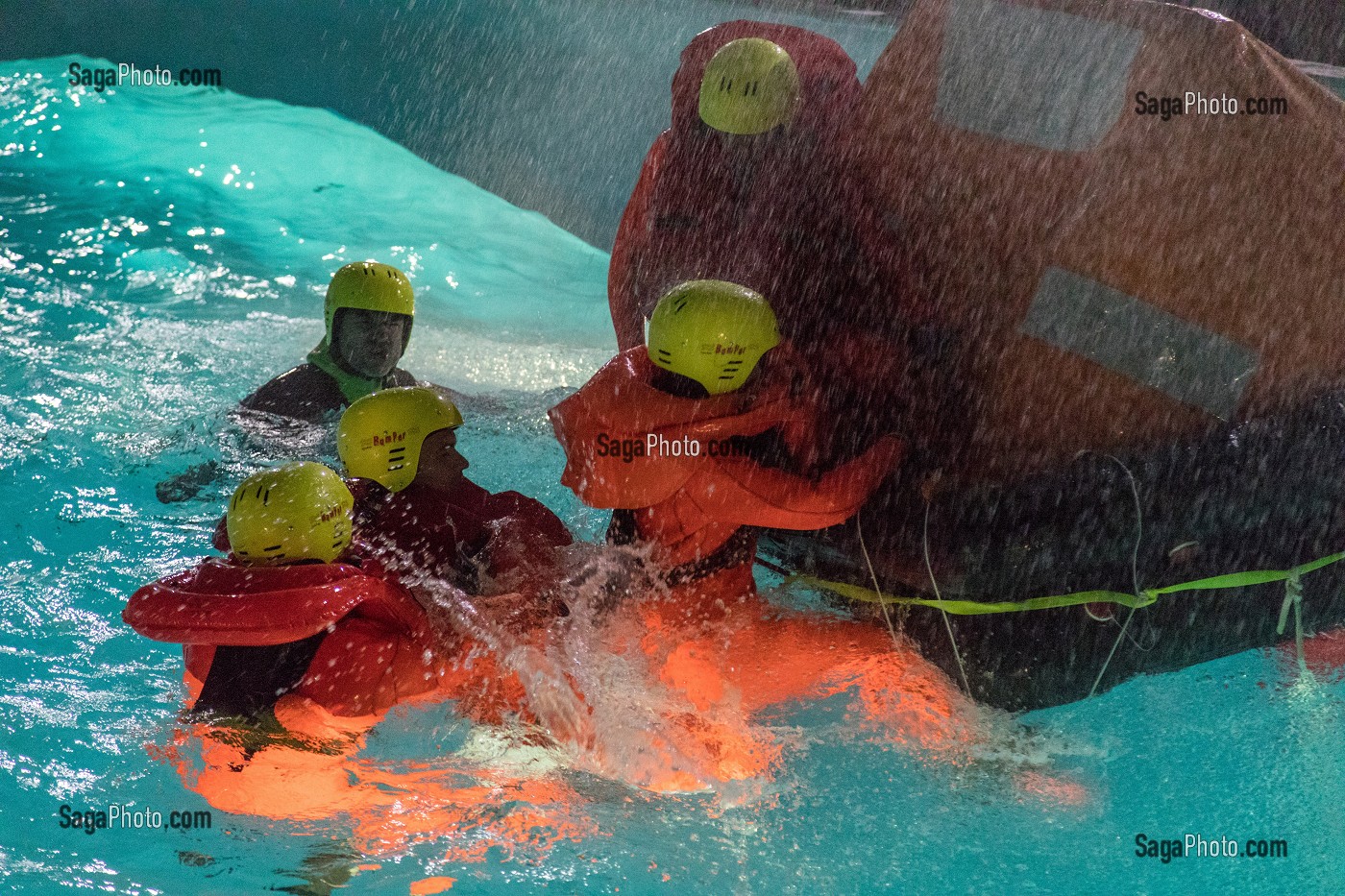 ENTRAINEMENT A LA SURVIE EN MER DANS LA GLOUTE (CABINE D'HELICOPTERE) AVEC LE CANOT DE SAUVETAGE, FORMATION TRANSPORTS HELIPORTES POUR LES MEDECINS ET INFIRMIERS URGENTISTES, ECOLE D'APPLICATION DE SECURITE CIVILE DE VALABRE, GARDANNE (13), FRANCE 