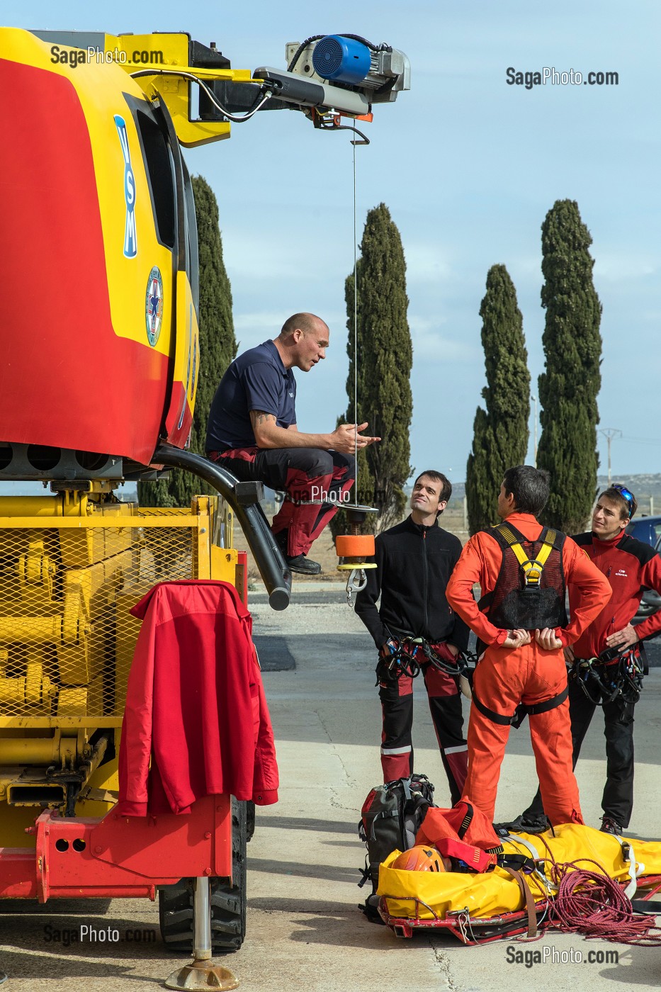 SIMULATEUR MOBILE D'ENTRAINEMENT A L'HELITREUILLAGE, FORMATION TRANSPORTS HELIPORTES POUR LES MEDECINS ET INFIRMIERS URGENTISTES, ECOLE D'APPLICATION DE SECURITE CIVILE DE VALABRE, GARDANNE (13), FRANCE 