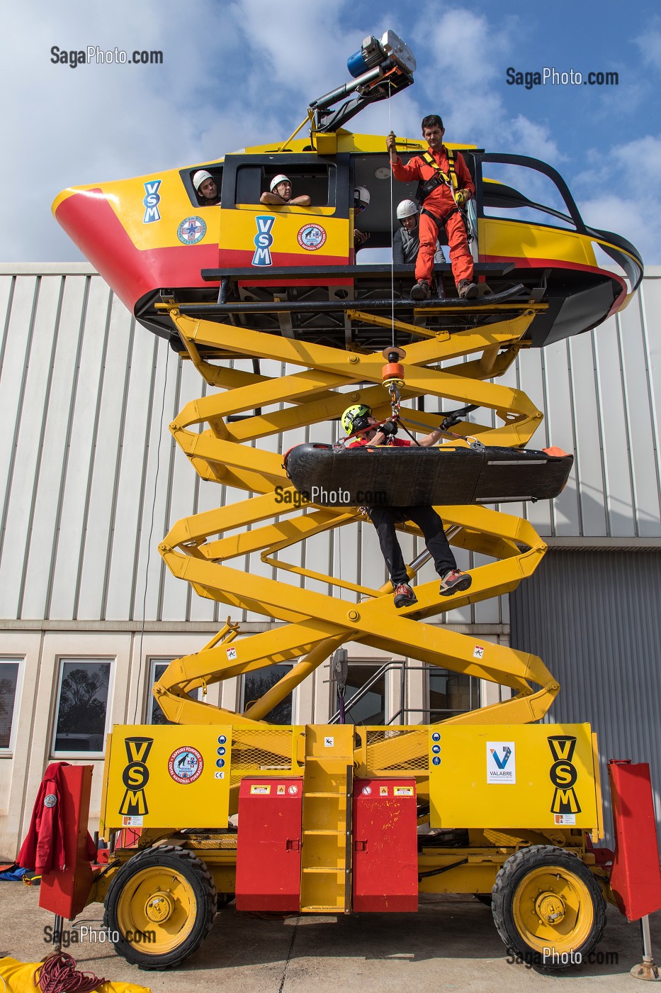 SIMULATEUR MOBILE D'ENTRAINEMENT A L'HELITREUILLAGE, FORMATION TRANSPORTS HELIPORTES POUR LES MEDECINS ET INFIRMIERS URGENTISTES, ECOLE D'APPLICATION DE SECURITE CIVILE DE VALABRE, GARDANNE (13), FRANCE 