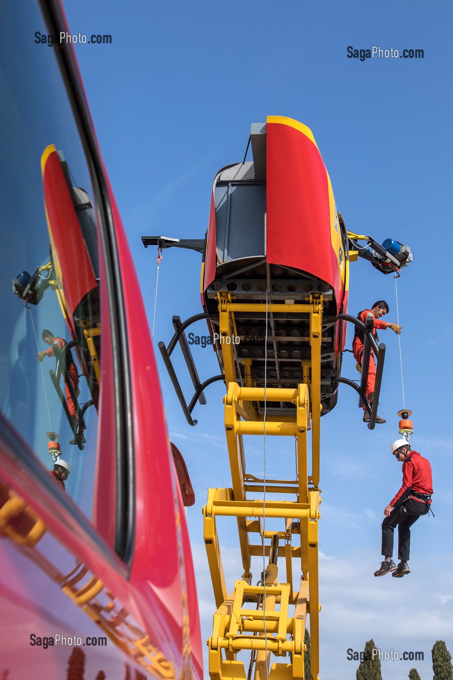 SIMULATEUR MOBILE D'ENTRAINEMENT A L'HELITREUILLAGE, FORMATION TRANSPORTS HELIPORTES POUR LES MEDECINS ET INFIRMIERS URGENTISTES, ECOLE D'APPLICATION DE SECURITE CIVILE DE VALABRE, GARDANNE (13), FRANCE 