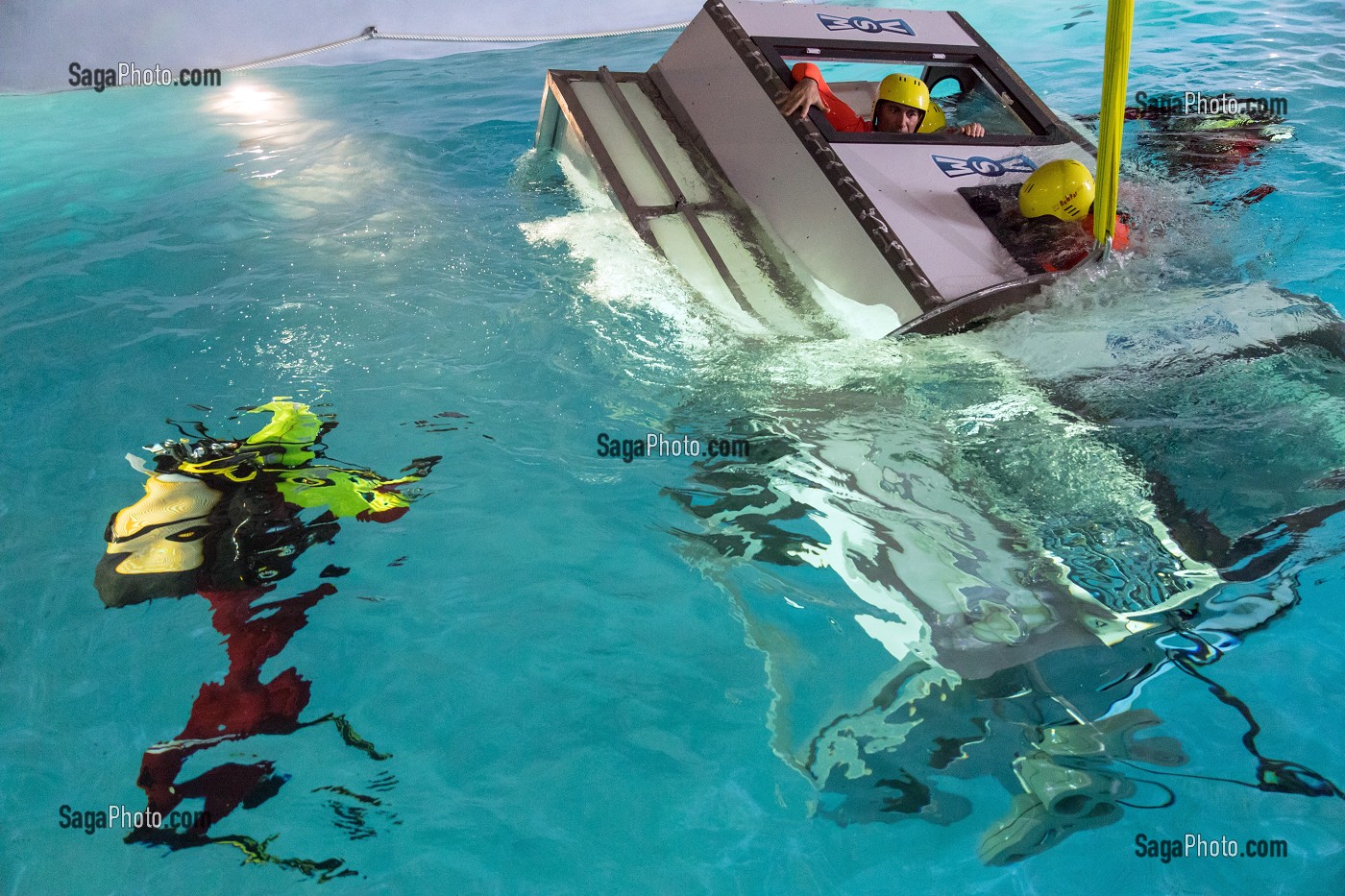ENTRAINEMENT A LA SURVIE EN MER DANS LA GLOUTE (CABINE D'HELICOPTERE), FORMATION TRANSPORTS HELIPORTES POUR LES MEDECINS ET INFIRMIERS URGENTISTES, ECOLE D'APPLICATION DE SECURITE CIVILE DE VALABRE, GARDANNE (13), FRANCE 