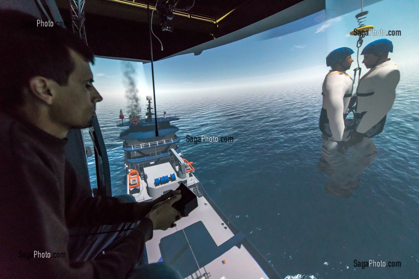 SIMULATEUR DE VOL ET DE TREUILLAGE HELIPORTE, SOCIETE VSW, FORMATION TRANSPORTS HELIPORTES POUR LES MEDECINS ET INFIRMIERS URGENTISTES, ECOLE D'APPLICATION DE SECURITE CIVILE DE VALABRE, GARDANNE (13), FRANCE 