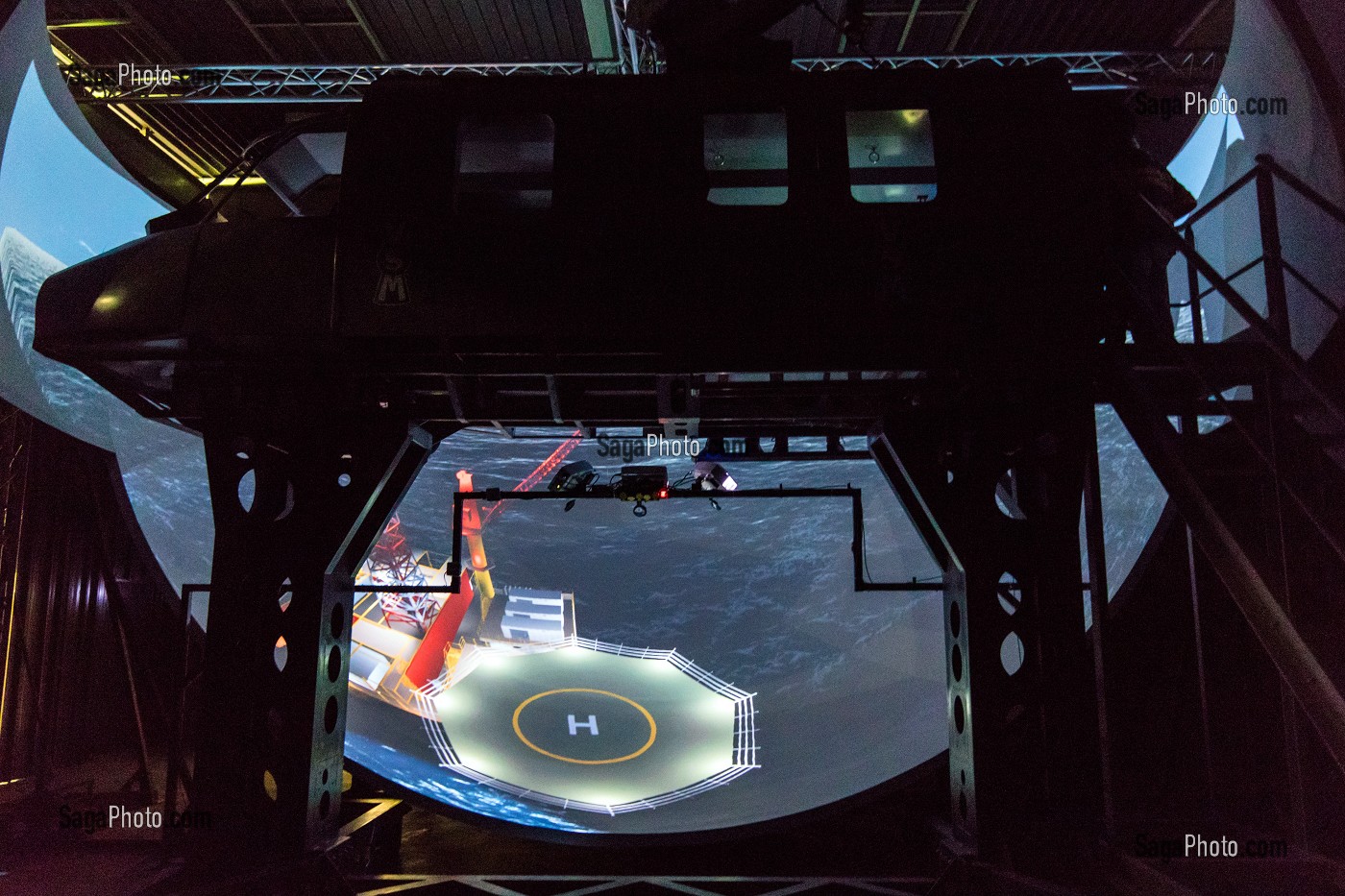 SIMULATEUR DE VOL ET DE TREUILLAGE HELIPORTE, SOCIETE VSW, FORMATION TRANSPORTS HELIPORTES POUR LES MEDECINS ET INFIRMIERS URGENTISTES, ECOLE D'APPLICATION DE SECURITE CIVILE DE VALABRE, GARDANNE (13), FRANCE 