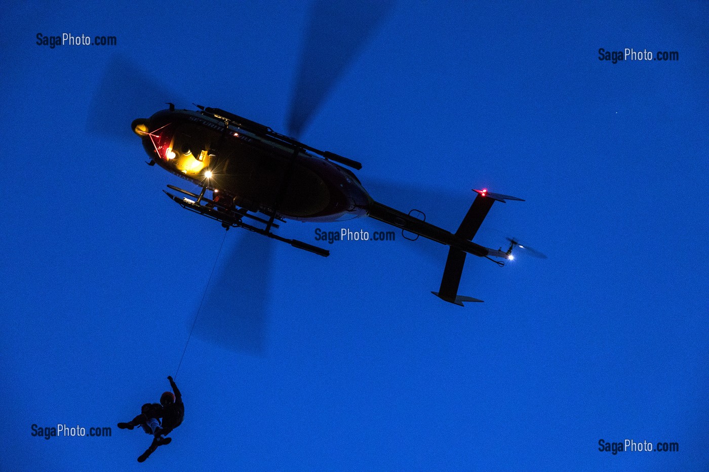 MANOEUVRE D'HELITREUILLAGE DE NUIT, FORMATION TRANSPORTS HELIPORTES POUR LES MEDECINS ET INFIRMIERS URGENTISTES, ECOLE D'APPLICATION DE SECURITE CIVILE DE VALABRE, GARDANNE (13), FRANCE 