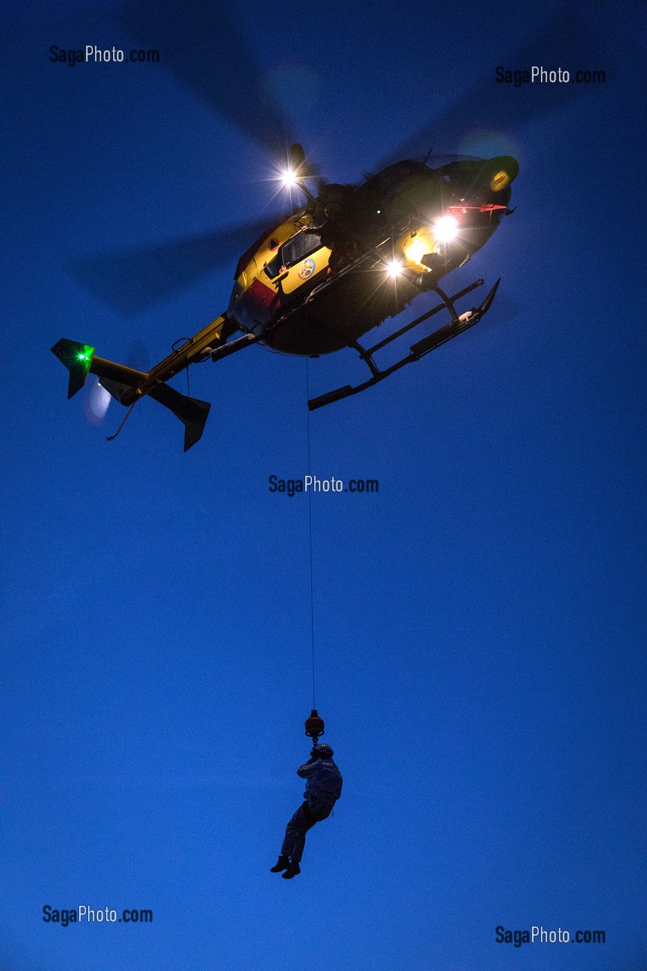 MANOEUVRE D'HELITREUILLAGE DE NUIT, FORMATION TRANSPORTS HELIPORTES POUR LES MEDECINS ET INFIRMIERS URGENTISTES, ECOLE D'APPLICATION DE SECURITE CIVILE DE VALABRE, GARDANNE (13), FRANCE 