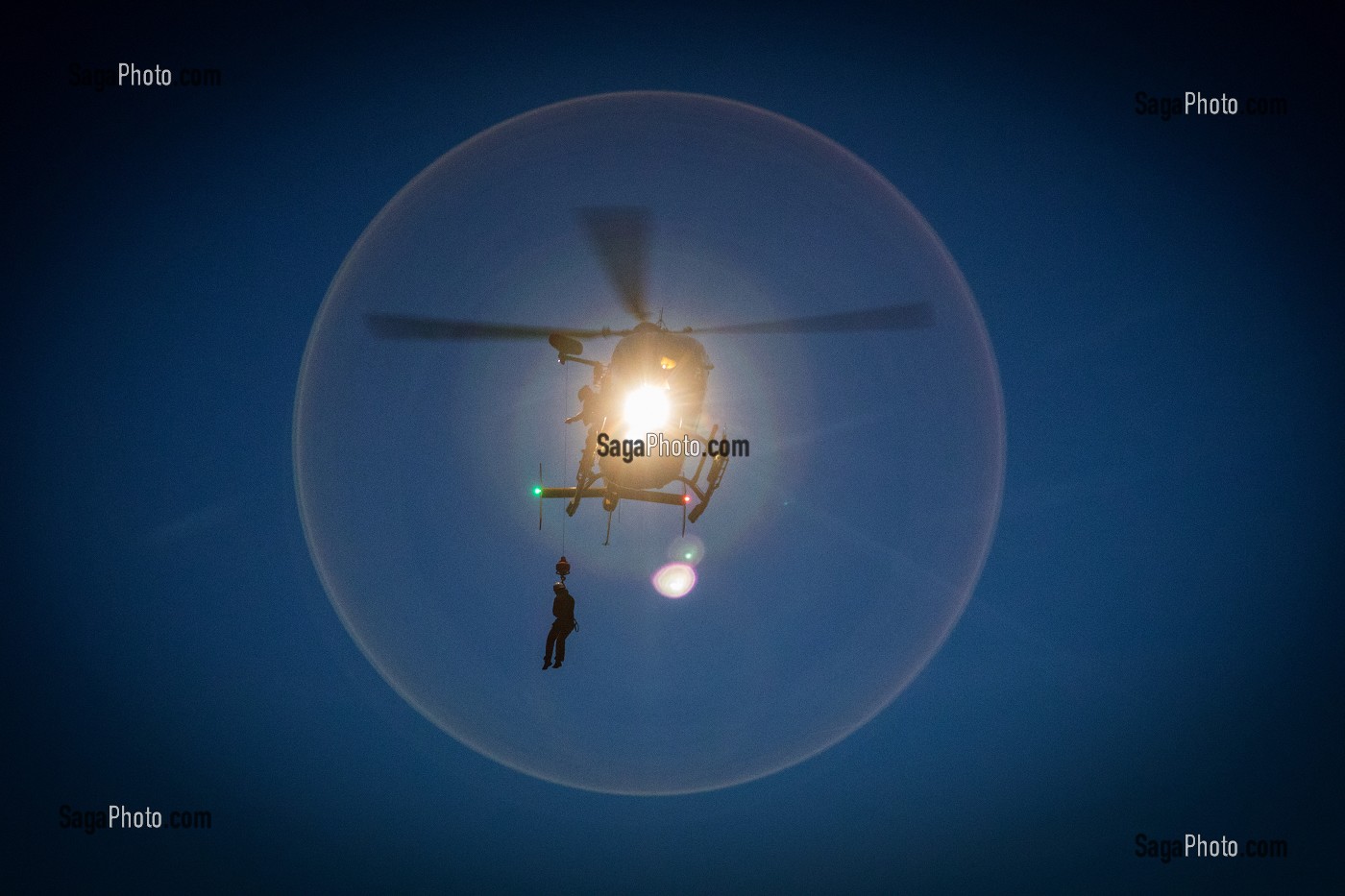 MANOEUVRE D'HELITREUILLAGE DE NUIT, FORMATION TRANSPORTS HELIPORTES POUR LES MEDECINS ET INFIRMIERS URGENTISTES, ECOLE D'APPLICATION DE SECURITE CIVILE DE VALABRE, GARDANNE (13), FRANCE 