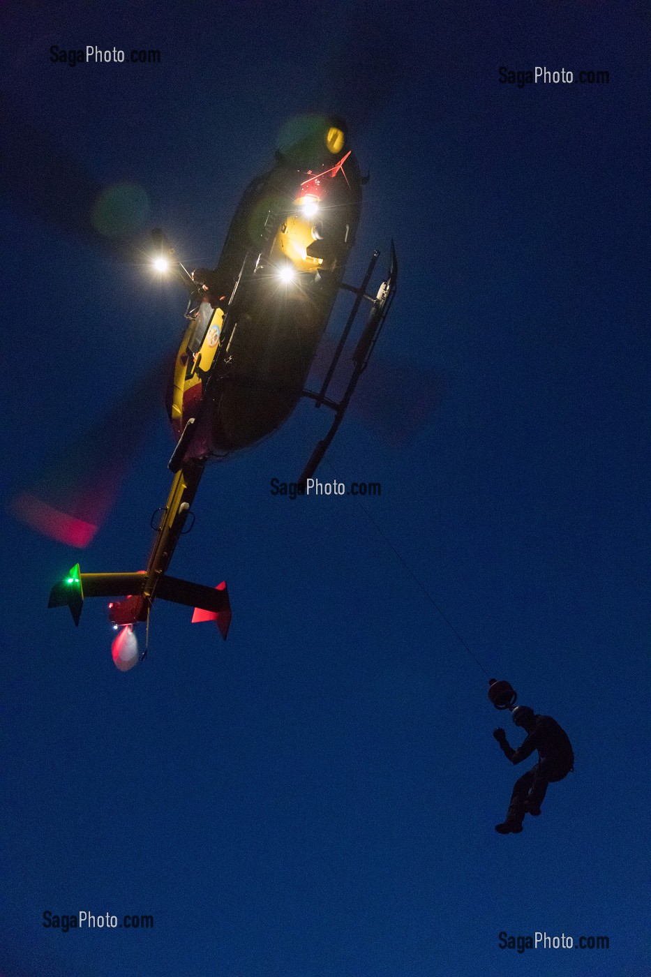 MANOEUVRE D'HELITREUILLAGE DE NUIT, FORMATION TRANSPORTS HELIPORTES POUR LES MEDECINS ET INFIRMIERS URGENTISTES, ECOLE D'APPLICATION DE SECURITE CIVILE DE VALABRE, GARDANNE (13), FRANCE 