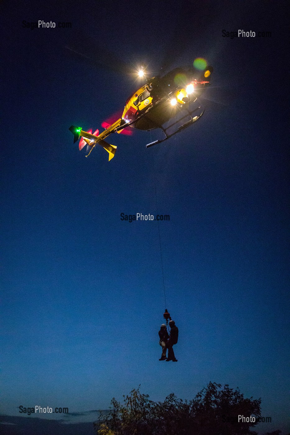 MANOEUVRE D'HELITREUILLAGE DE NUIT, FORMATION TRANSPORTS HELIPORTES POUR LES MEDECINS ET INFIRMIERS URGENTISTES, ECOLE D'APPLICATION DE SECURITE CIVILE DE VALABRE, GARDANNE (13), FRANCE 