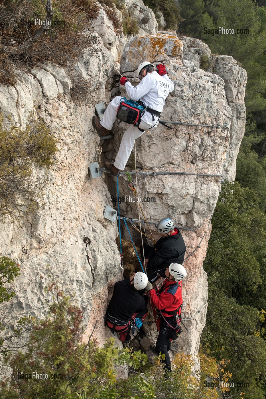 MANOEUVRE DE SECOURS EN FALAISE AVEC L'EQUIPE MEDICALE, FORMATION TRANSPORTS HELIPORTES POUR LES MEDECINS ET INFIRMIERS URGENTISTES, ECOLE D'APPLICATION DE SECURITE CIVILE DE VALABRE, GARDANNE (13), FRANCE 