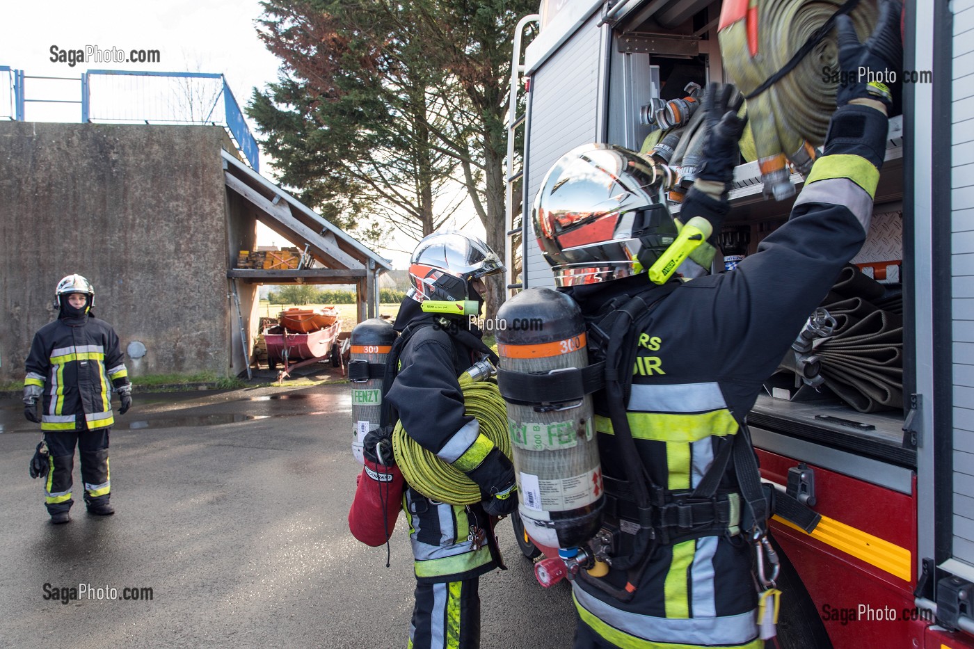 DESCENTE DES TUYAUX SUR UNE MANOEUVRE INCENDIE SUR FEU DE CAVE, CENTRE DE SECOURS PRINCIPAL DE CHATEAUDUN, EURE-ET-LOIR (28) 