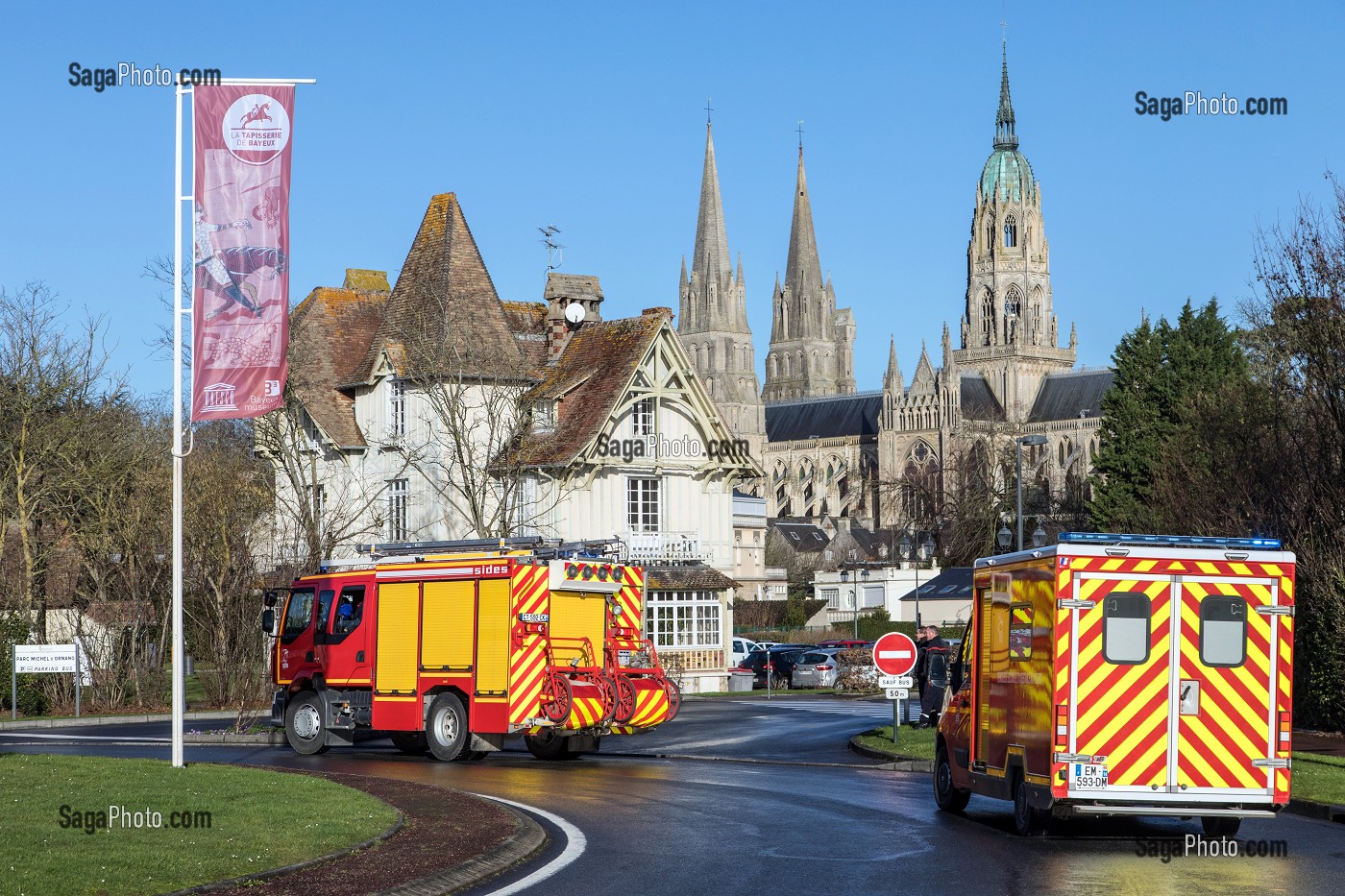 DEPART EN INTERVENTION AVEC LE FPT ET LE VSAB DEVANT LA CATHEDRALE NOTRE-DAME DE BAYEUX, CENTRE DE SECOURS PRINCIPAL DE BAYEUX (14), FRANCE 