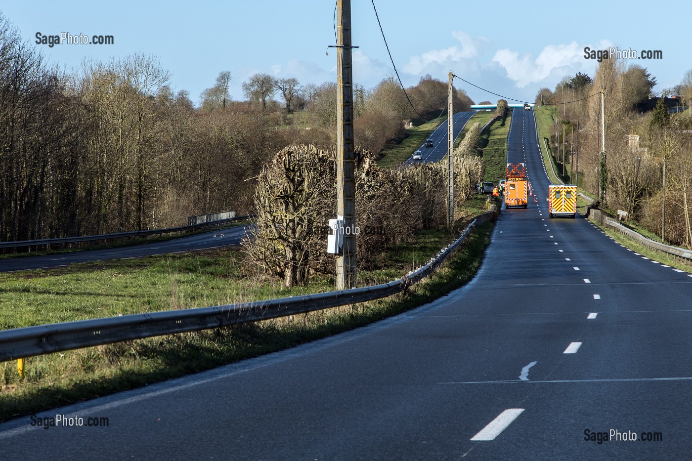 INTERVENTION DE LA DIR ET DES SAPEURS-POMPIERS, ACCIDENT DE LA ROUTE SUR LA RN13, COMMUNE DE SURRAIN, COMPAGNIE DES SAPEURS-POMPIERS DE BAYEUX (14), FRANCE 