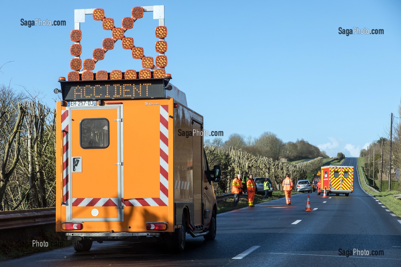 INTERVENTION DE LA DIR ET DES SAPEURS-POMPIERS, ACCIDENT DE LA ROUTE SUR LA RN13, COMMUNE DE SURRAIN, COMPAGNIE DES SAPEURS-POMPIERS DE BAYEUX (14), FRANCE 
