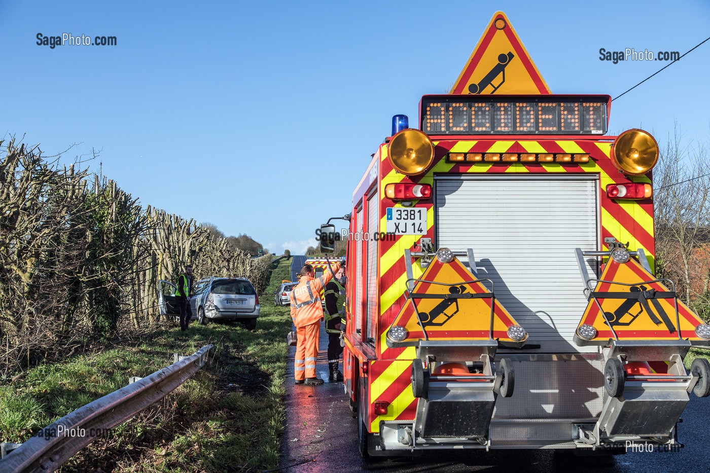 INTERVENTION DE LA DIR ET DES SAPEURS-POMPIERS, ACCIDENT DE LA ROUTE SUR LA RN13, COMMUNE DE SURRAIN, COMPAGNIE DES SAPEURS-POMPIERS DE BAYEUX (14), FRANCE 