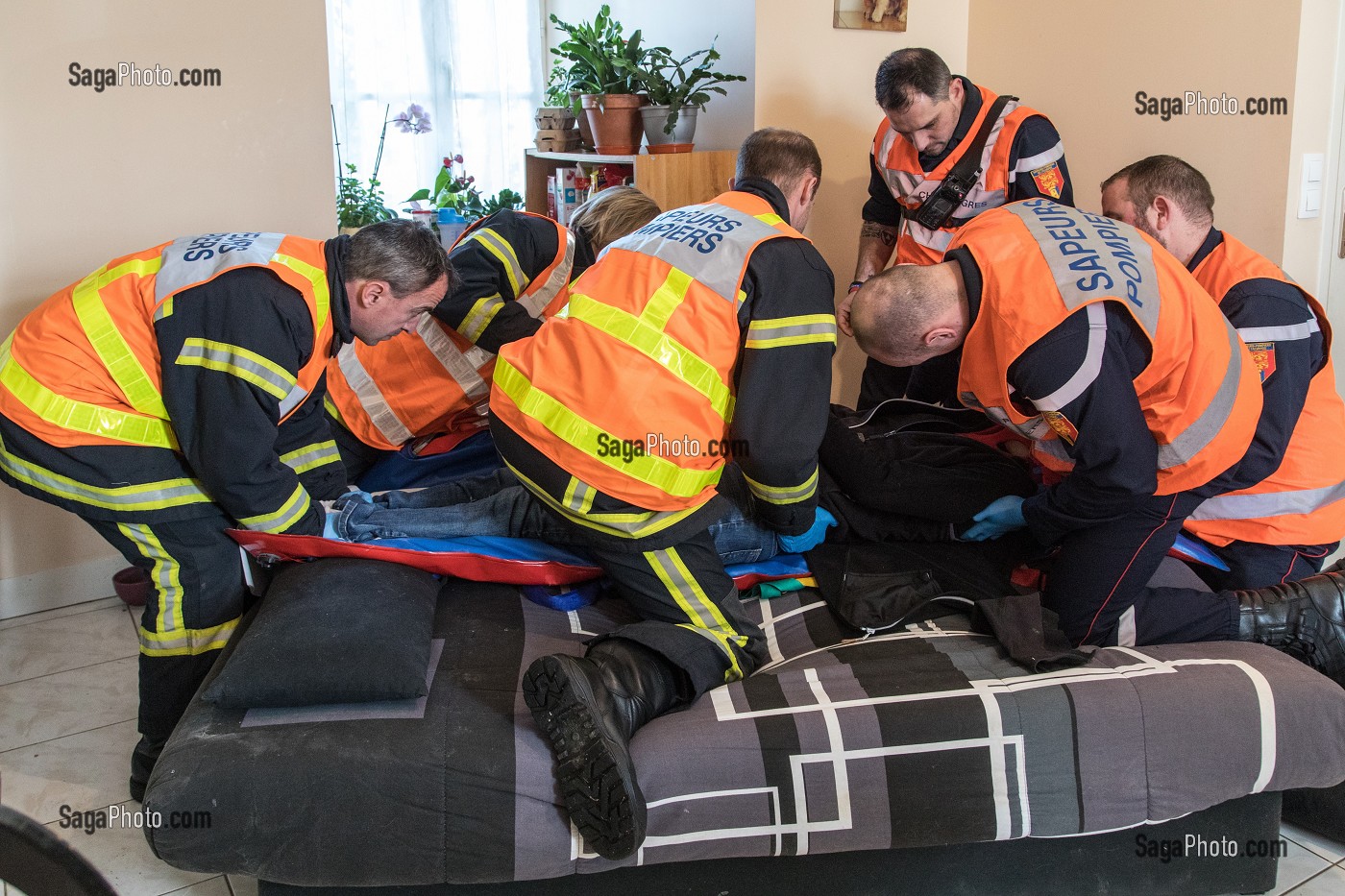 PRISE EN CHARGE DE LA VICTIME SUITE A UN ACCIDENT DE LA CIRCULATION SUR LA RN13, COMMUNE DE SURRAIN, CENTRE DE SECOURS PRINCIPAL DE BAYEUX (14), FRANCE 