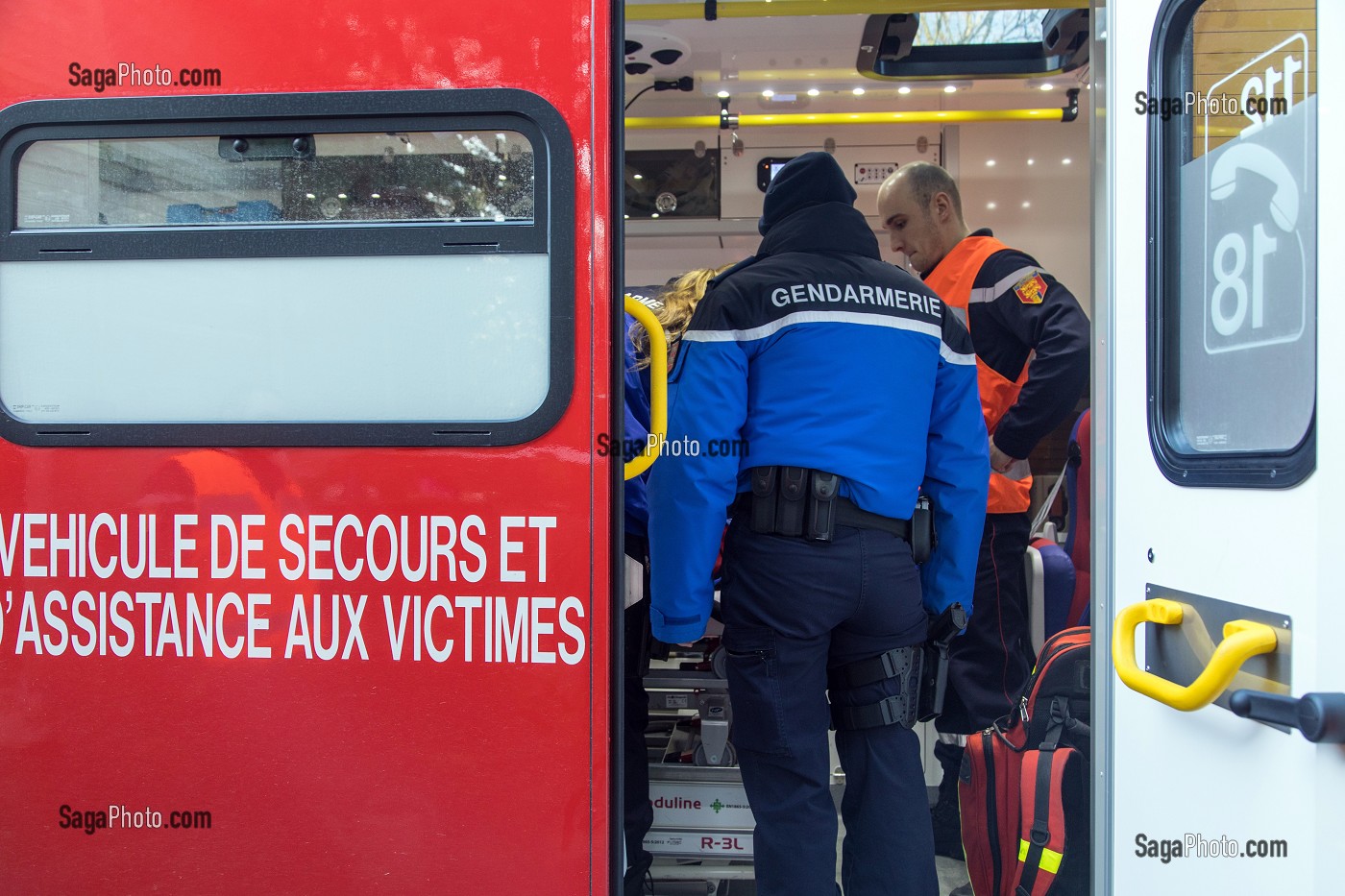 CONTROLE D'IDENTITE ET D'ALCOOLEMIE DANS L'AMBULANCE, PRISE EN CHARGE DANS L'AMBULANCE DE LA VICTIME SUITE A UN ACCIDENT DE LA CIRCULATION SUR LA RN13, COMMUNE DE SURRAIN, CENTRE DE SECOURS PRINCIPAL DE BAYEUX (14), FRANCE 