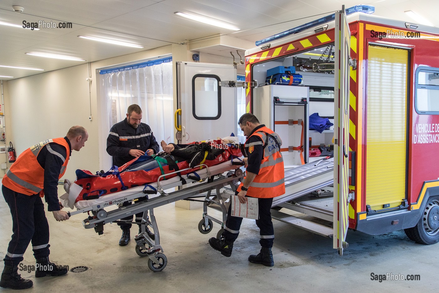 TRANSPORT A L'HOPITAL DANS L'AMBULANCE DE LA VICTIME SUITE A UN ACCIDENT DE LA CIRCULATION SUR LA RN13, COMMUNE DE SURRAIN, CENTRE DE SECOURS PRINCIPAL DE BAYEUX (14), FRANCE 