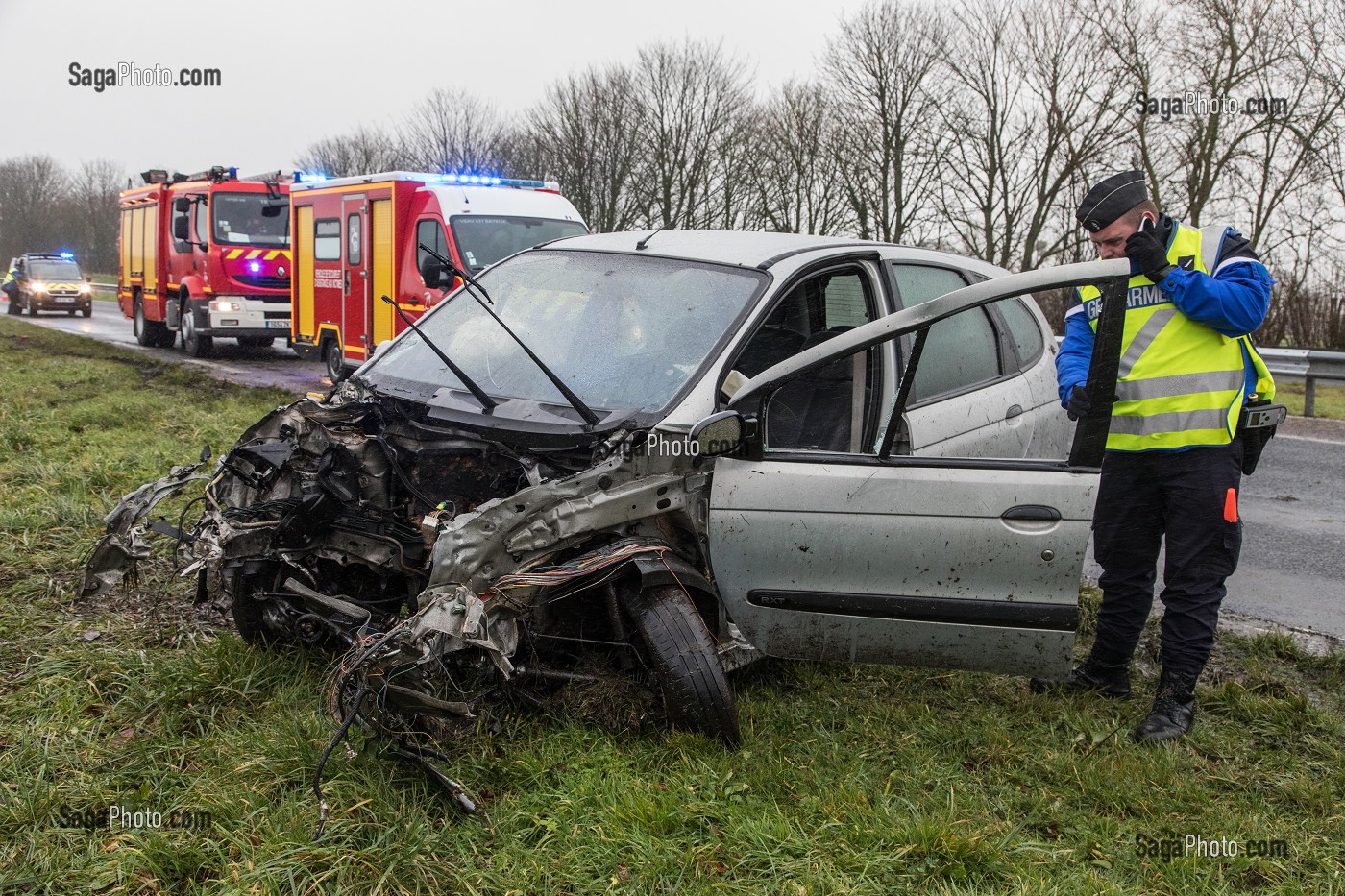 ACCIDENT DE LA ROUTE SUR LA RN13 SUITE A UNE VITESSE EXCESSIVE SUR UNE ROUTE MOUILLEE, COMMUNE DE SURRAIN, COMPAGNIE DES SAPEURS-POMPIERS DE BAYEUX (14), FRANCE 