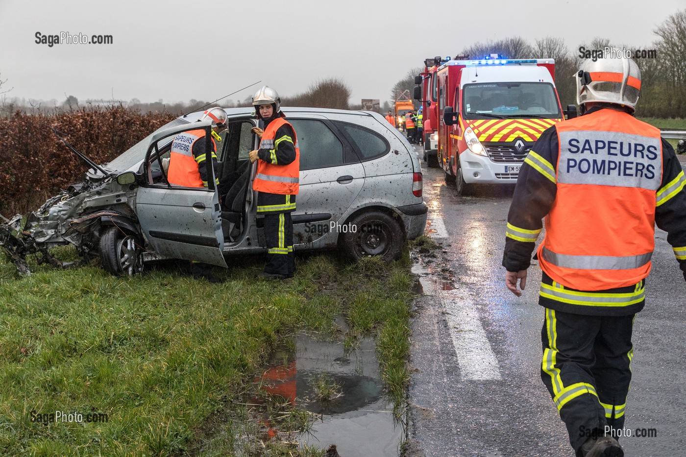 ACCIDENT DE LA ROUTE SUR LA RN13 SUITE A UNE VITESSE EXCESSIVE SUR UNE ROUTE MOUILLEE, COMMUNE DE SURRAIN, COMPAGNIE DES SAPEURS-POMPIERS DE BAYEUX (14), FRANCE 