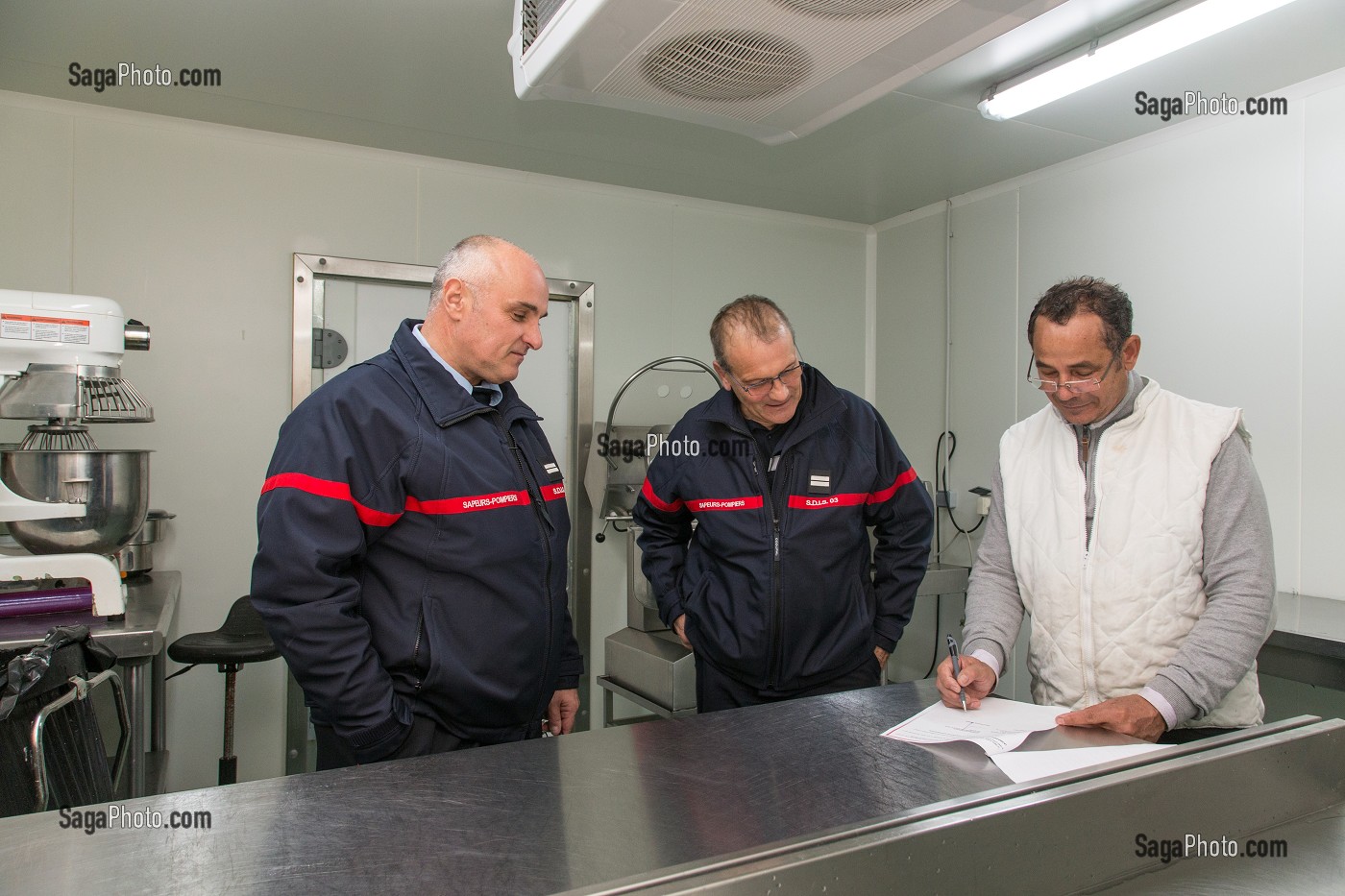 SIGNATURE D'UNE CONVENTION EMPLOYEUR SAPEUR-POMPIER VOLONTAIRE ENTRE L'ENTREPRISE DE CHARCUTERIE REUNIONNAISE GEL REUNION ET LE SDIS DE L'ALLIER, CERILLY (03), FRANCE