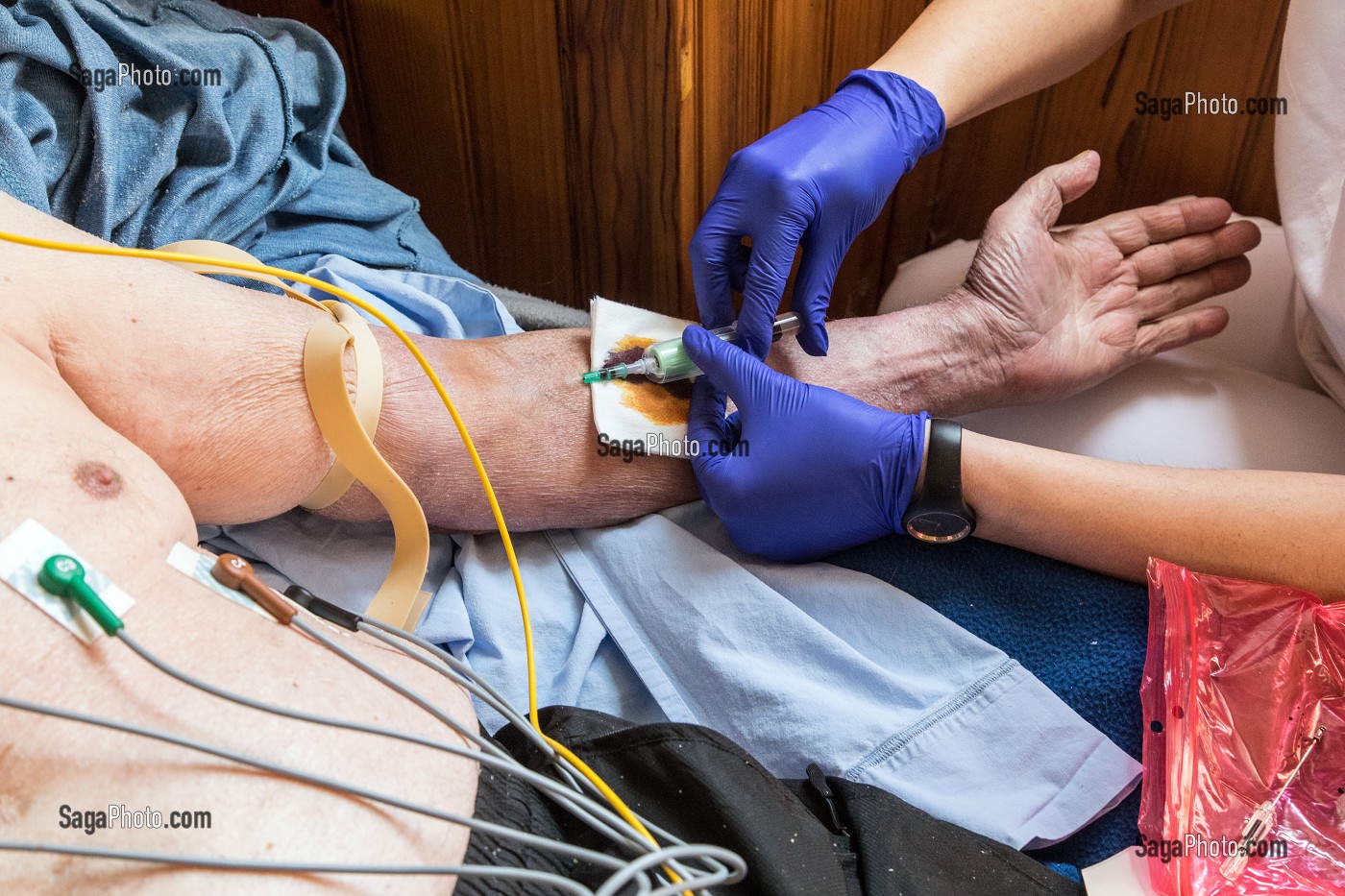 EXAMEN ELECTROCARDIOGRAMME ET PRISE DE SANG LORS D'UNE INTERVENTION A DOMICILE POUR UN HOMME SE PLAIGNANT D'UNE DOULEUR A LA POITRINE, COMMUNE DE BONNAC, SAMU DU VAL D'ARIEGE, PAMIERS (09), FRANCE 