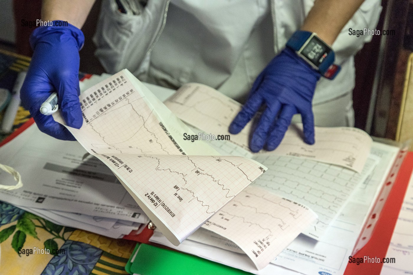EXAMEN ELECTROCARDIOGRAMME ET PRISE DE SANG LORS D'UNE INTERVENTION A DOMICILE POUR UN HOMME SE PLAIGNANT D'UNE DOULEUR A LA POITRINE, COMMUNE DE BONNAC, SAMU DU VAL D'ARIEGE, PAMIERS (09), FRANCE 