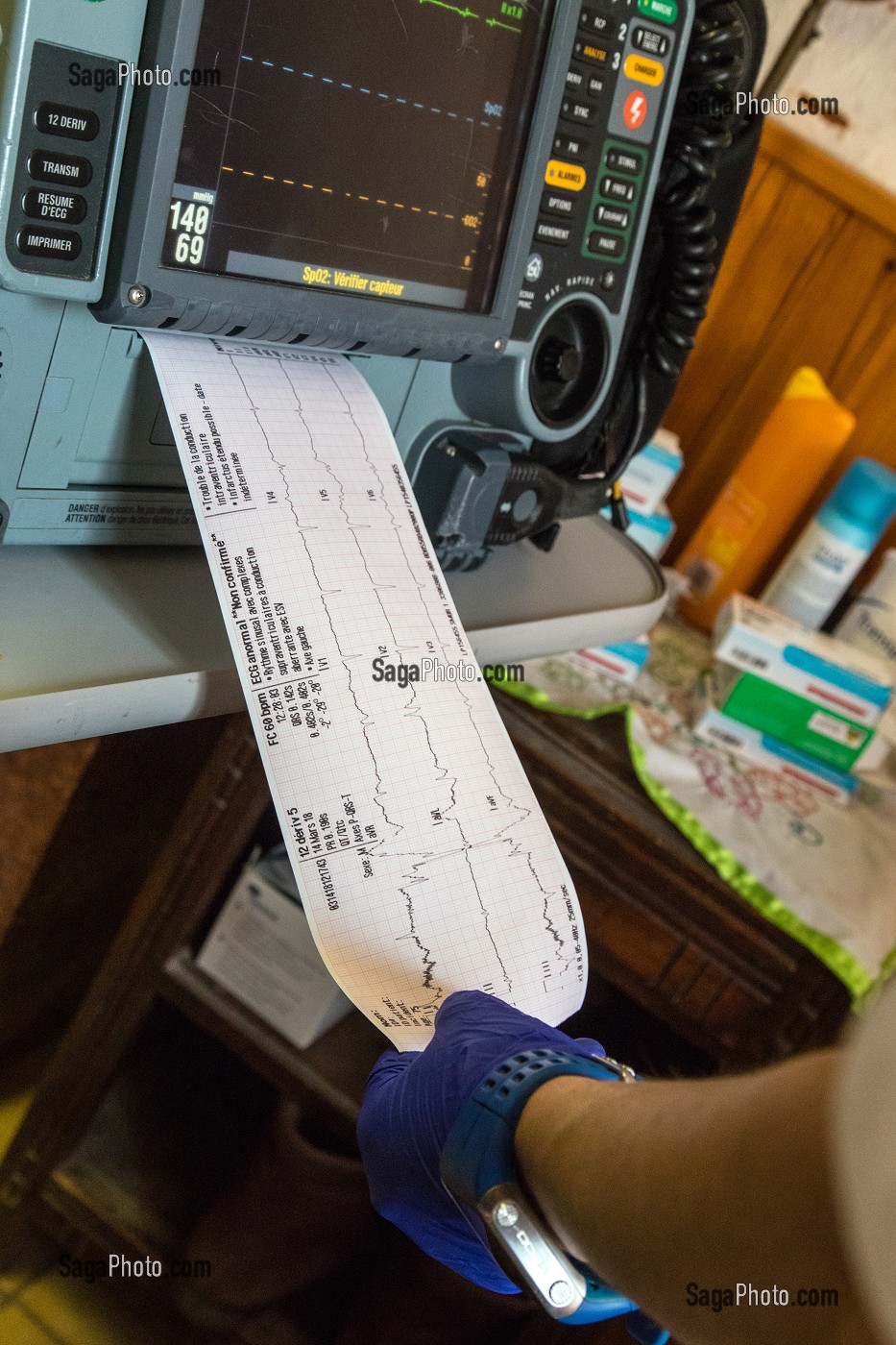 EXAMEN ELECTROCARDIOGRAMME ET PRISE DE SANG LORS D'UNE INTERVENTION A DOMICILE POUR UN HOMME SE PLAIGNANT D'UNE DOULEUR A LA POITRINE, COMMUNE DE BONNAC, SAMU DU VAL D'ARIEGE, PAMIERS (09), FRANCE 
