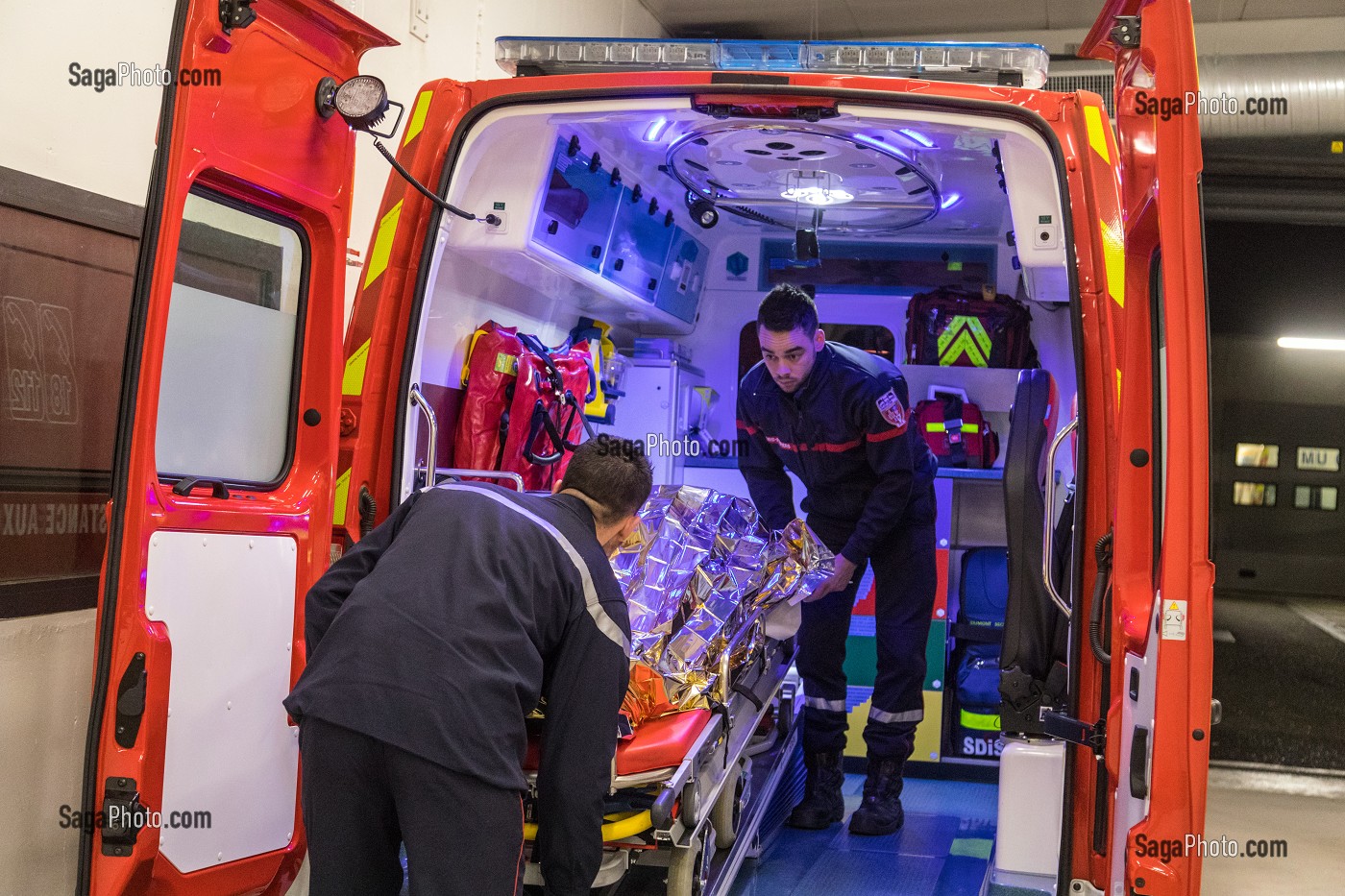 DEPOSE DE LA VICTIME A L'HOPITAL, INTERVENTION A DOMICILE POUR DOULEURS ABDOMINALES, SAPEURS-POMPIERS DU CENTRE DE SECOURS DU VAL D'ARIEGE, PAMIERS (09), FRANCE 