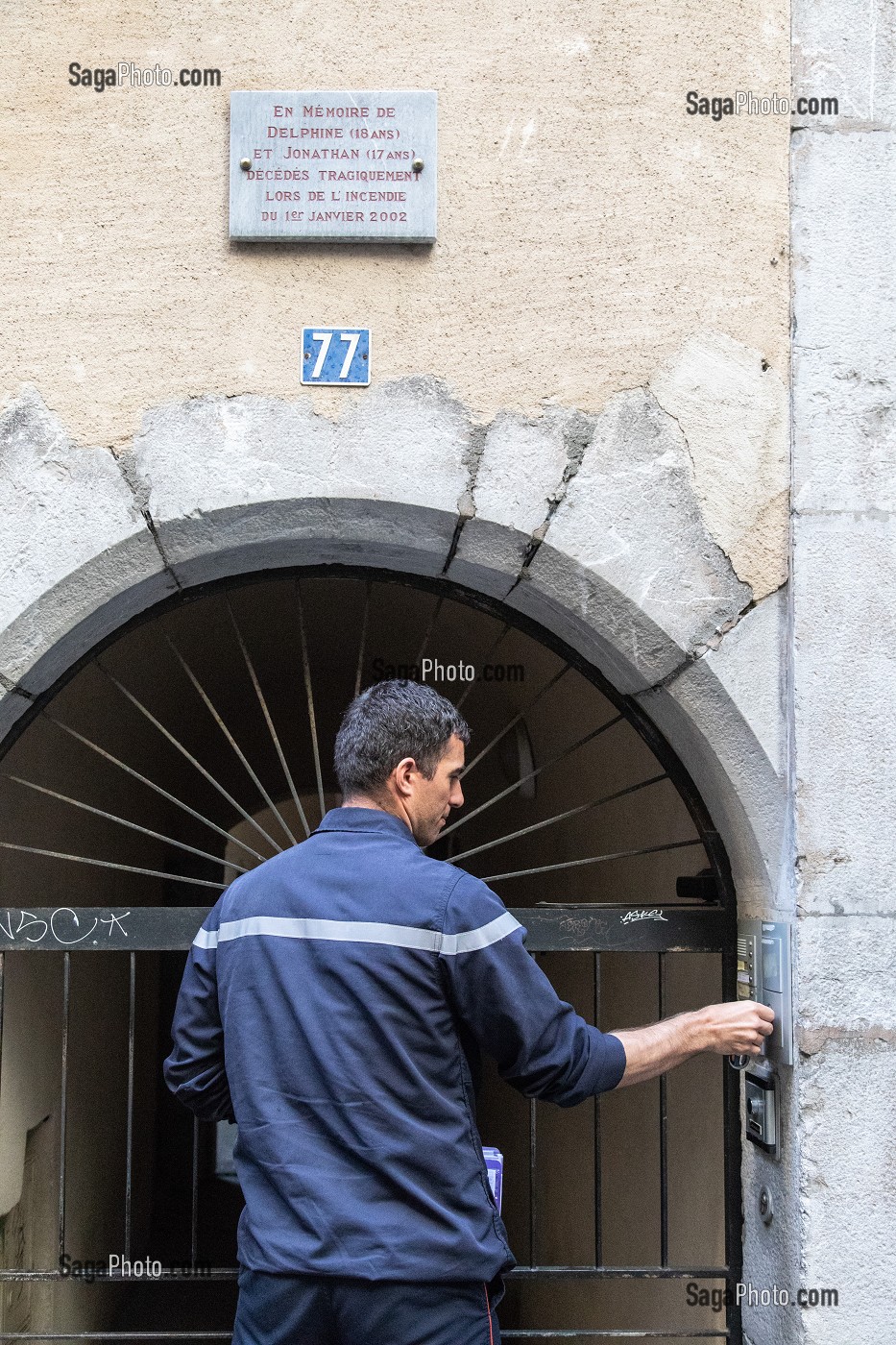 SAPEUR POMPIER EN VISITE DE SECURITE DANS LE CENTRE ANCIEN DU VIEUX CHAMBERY, IMMEUBLE OU SONT MORTES DEUX JEUNES DANS UN INCENDIE TRAGIQUE EN 2002, SAPEURS-POMPIERS DU CENTRE DE SECOURS DE CHAMBERY, SAVOIE (73), FRANCE 