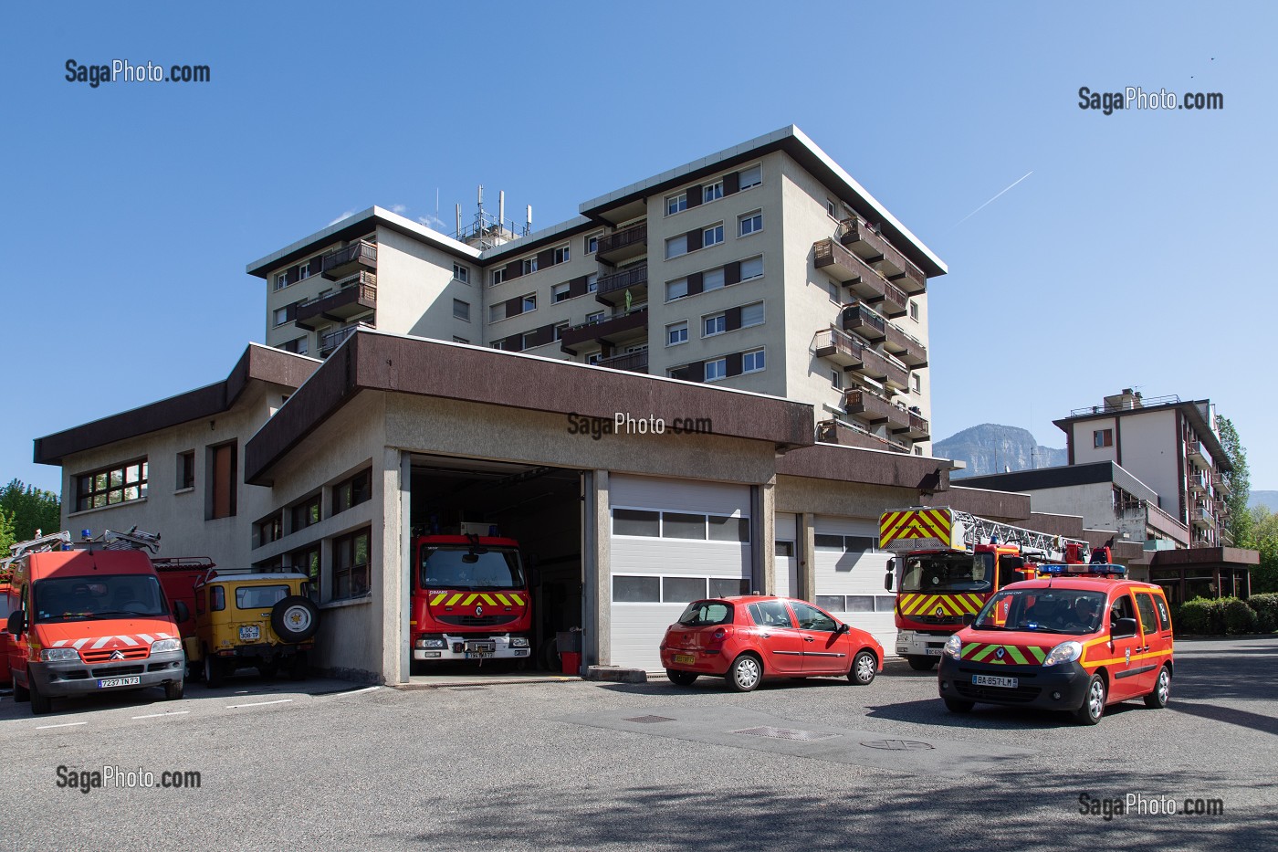 CAMIONS DEVANT LE CSP, SAPEURS-POMPIERS DU CENTRE DE SECOURS DE CHAMBERY, SAVOIE (73), FRANCE