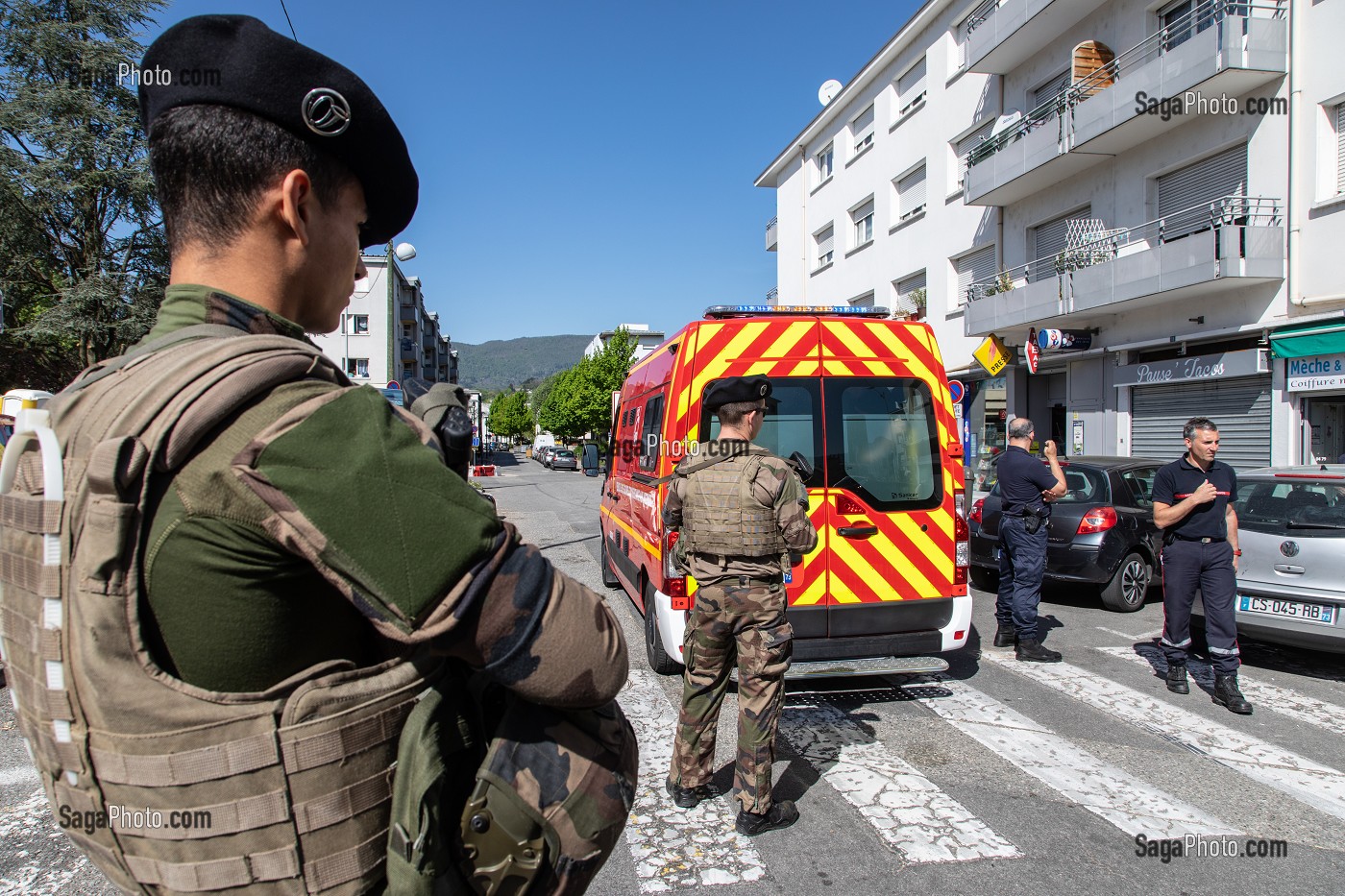 SOLDATS DE L'OPERATION VIGIPIRATE EN INTERVENTION AVEC LA POLICE NATIONALE ET LES SAPEURS-POMPIERS DU CENTRE DE SECOURS DE CHAMBERY, SAVOIE (73), FRANCE 