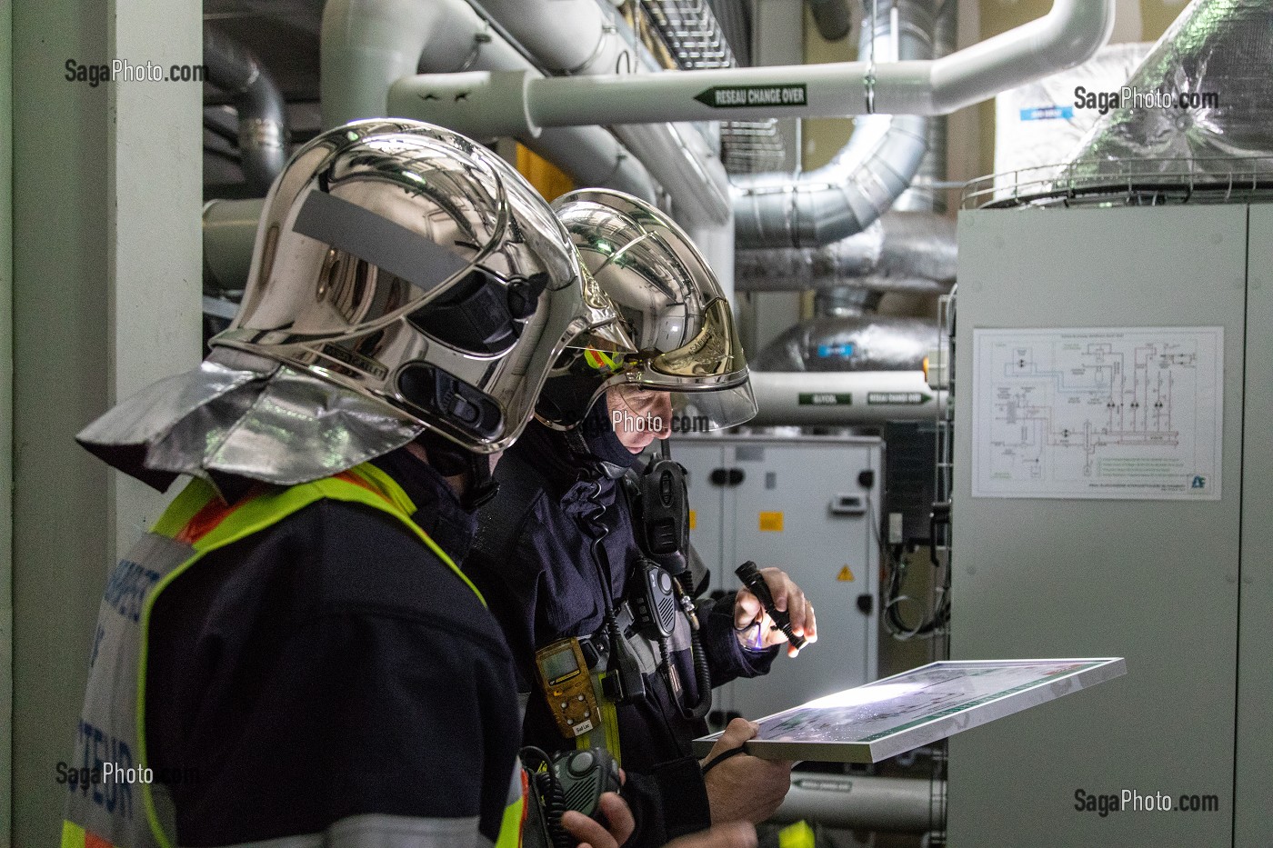 SAPEURS-POMPIERS EN RECONNAISSANCE POUR UNE INTERVENTION EN ENTREPRISE, BLANCHISSERIE INDUSTRIELLE, CENTRE DE SECOURS PRINCIPAL DE CHAMBERY, SAVOIE (73), FRANCE 