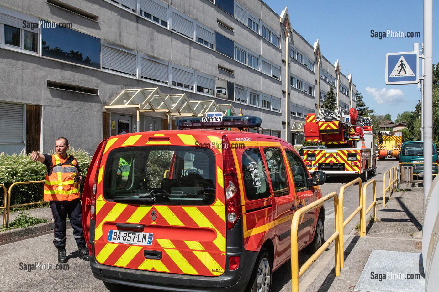 VEHICULE DE LIAISON ET L'ECHELLE AERIENNE DEVANT UNE BARRE D'IMMEUBLES, SAPEURS-POMPIERS DU CENTRE DE SECOURS DE CHAMBERY, SAVOIE (73), FRANCE 