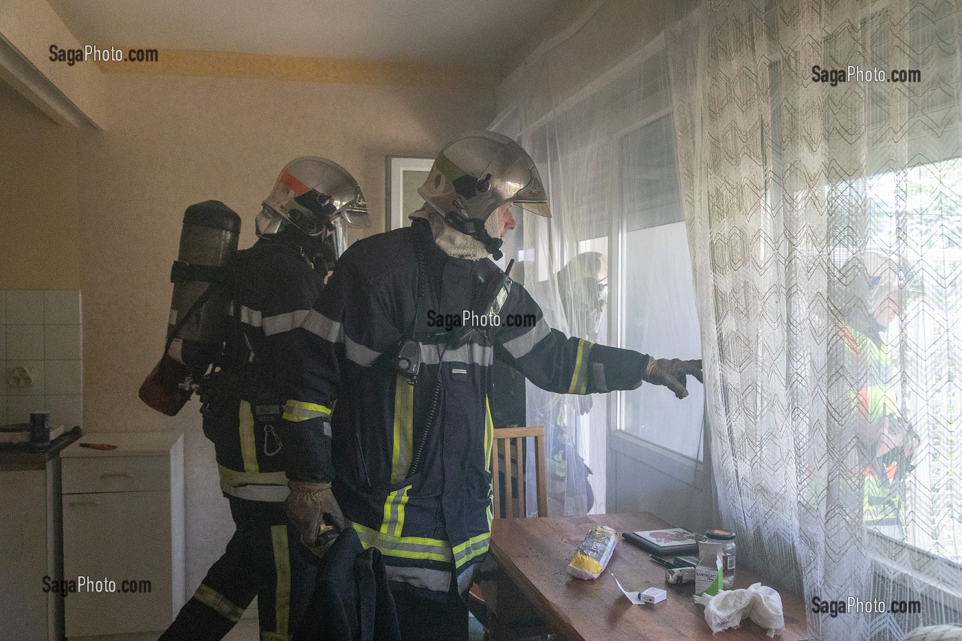 SAPEURS-POMPIERS EN RECONNAISSANCE POUR UN FEU DE CUISINE DEVANT LES FENETRES, CENTRE DE SECOURS PRINCIPAL DE CHAMBERY, SAVOIE (73), FRANCE 