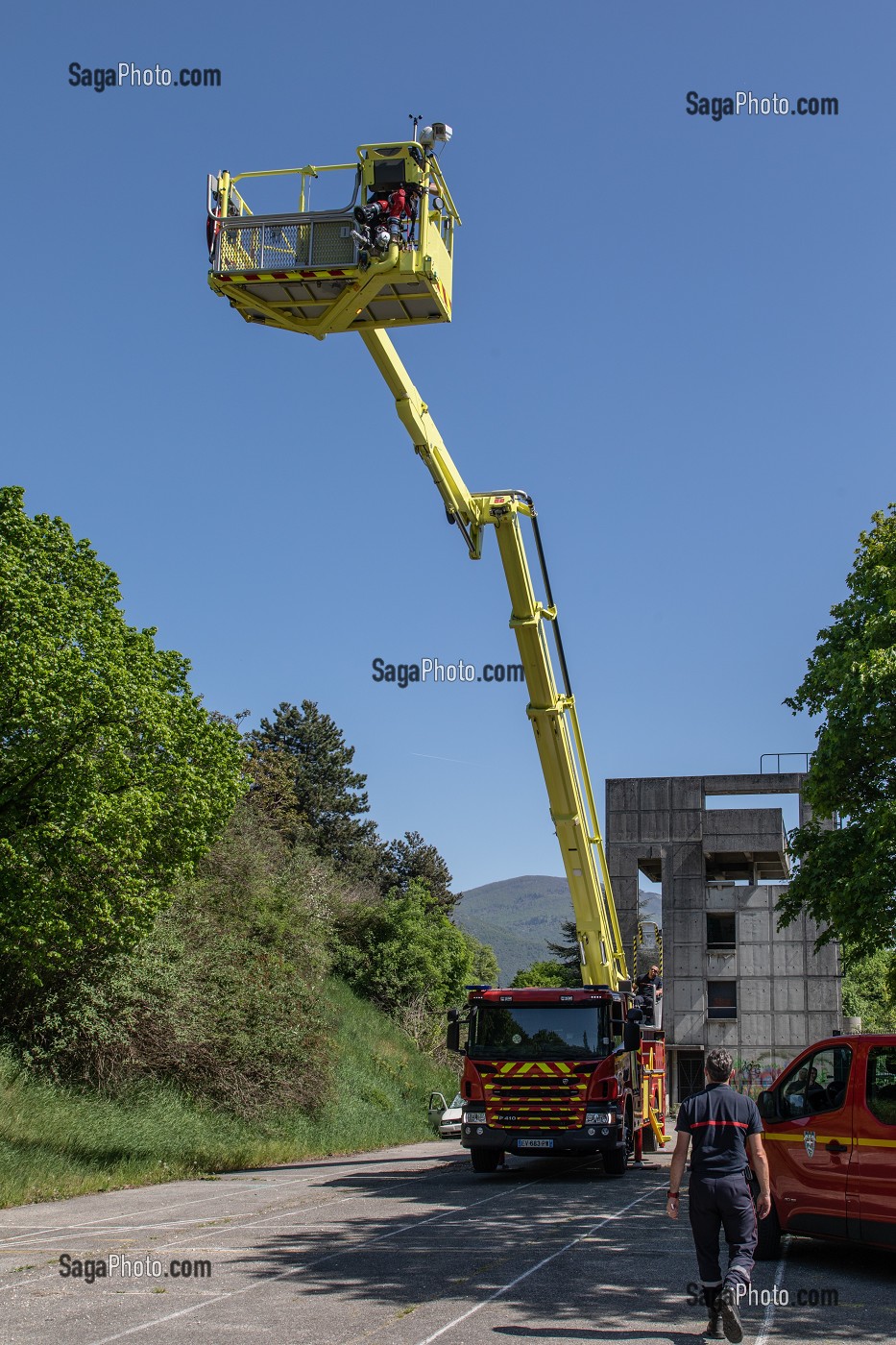 NACELLE DEPLOYEE DU BEA (BRAS ELEVATEUR ARTICULE), SAPEURS-POMPIERS DU CENTRE DE SECOURS DE CHAMBERY, SAVOIE (73), FRANCE