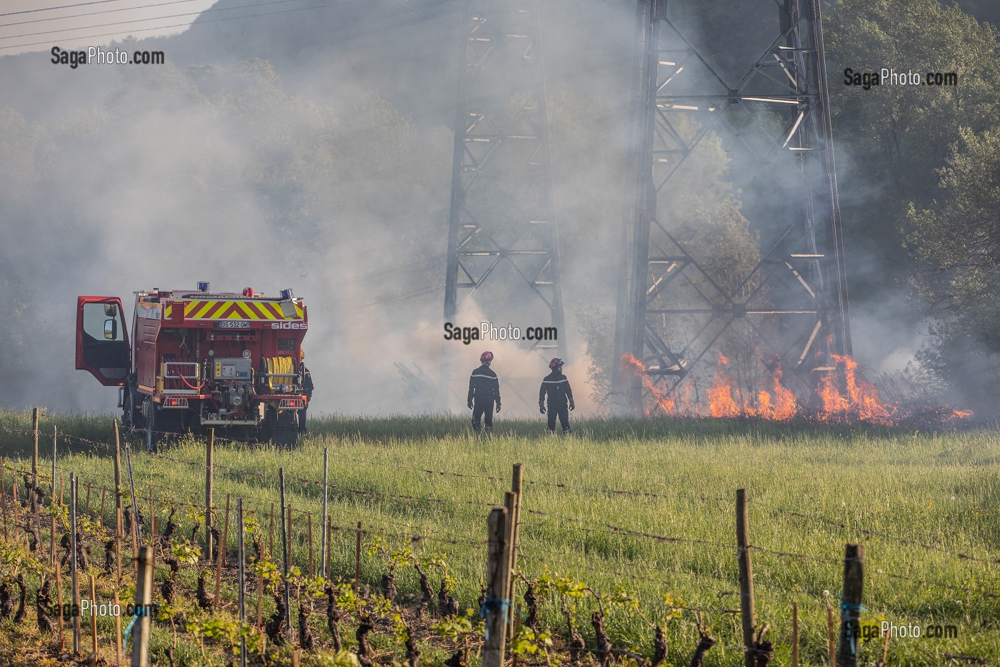 CCF 4000 ET SAPEUR-POMPIER EN TRAIN D'ETEINDRE UN FEU DE BROUSSAILLES (ROSEAUX) SOUS DES PYLONES DE LIGNES A HAUTE TENSION, SAPEURS-POMPIERS PRINCIPAL DU CENTRE DE SECOURS DE CHAMBERY, LES MARCHES, SAVOIE (73), FRANCE 