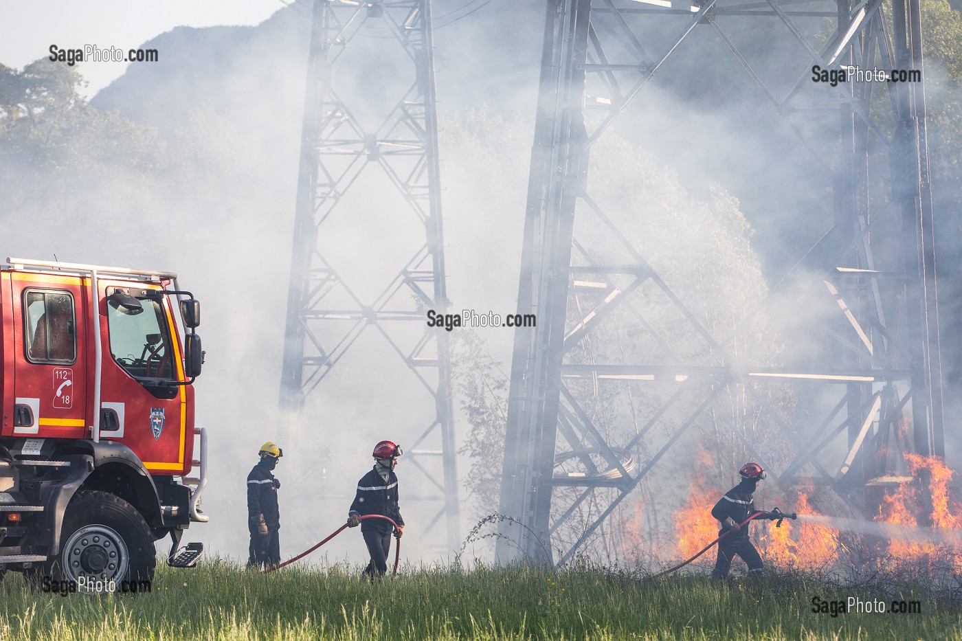 CCF 4000 ET SAPEUR-POMPIER EN TRAIN D'ETEINDRE UN FEU DE BROUSSAILLES (ROSEAUX) SOUS DES PYLONES DE LIGNES A HAUTE TENSION, SAPEURS-POMPIERS PRINCIPAL DU CENTRE DE SECOURS DE CHAMBERY, LES MARCHES, SAVOIE (73), FRANCE 