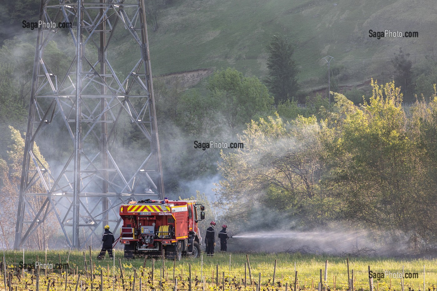 CCF 4000 ET SAPEUR-POMPIER EN TRAIN D'ETEINDRE UN FEU DE BROUSSAILLES (ROSEAUX) SOUS DES PYLONES DE LIGNES A HAUTE TENSION, SAPEURS-POMPIERS PRINCIPAL DU CENTRE DE SECOURS DE CHAMBERY, LES MARCHES, SAVOIE (73), FRANCE 