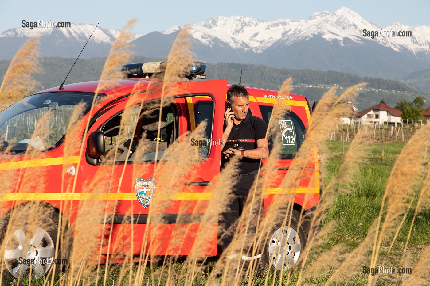 CHEF D'AGRES AU TELEPHONE DEVANT SON VEHICULE DE LIAISON, INTERVENTION POUR FEU DE BROUSSAILLES, SAPEURS-POMPIERS DU CENTRE DE SECOURS PRINCIPAL DE CHAMBERY, LES MARCHES, SAVOIE (73), FRANCE 