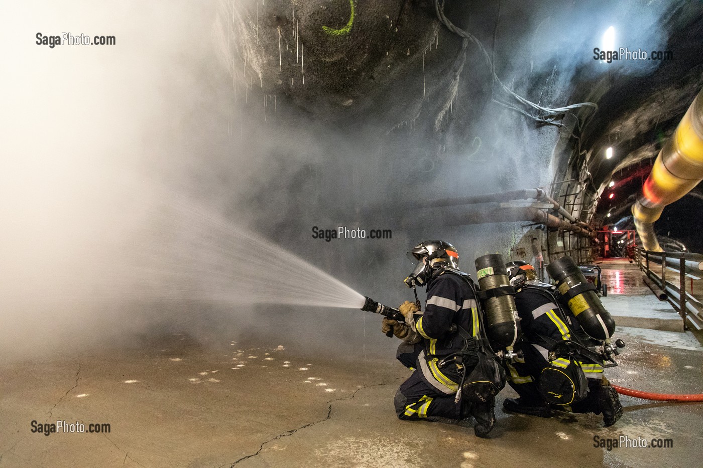 EXTINCTION D'UN FEU DE STOCKAGE DANS LA DESCENDERIE DU FUTUR TUNNEL FERROVIAIRE LYON-TURIN, FORMATION EQUIPIER INTERVENTION TUNNEL ROUTIER, MODANE (73) FRANCE 