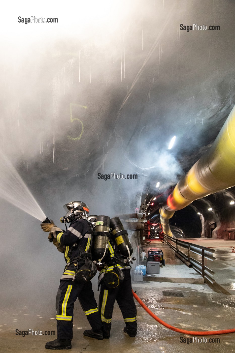 EXTINCTION D'UN FEU DE STOCKAGE DANS LA DESCENDERIE DU FUTUR TUNNEL FERROVIAIRE LYON-TURIN, FORMATION EQUIPIER INTERVENTION TUNNEL ROUTIER, MODANE (73) FRANCE 