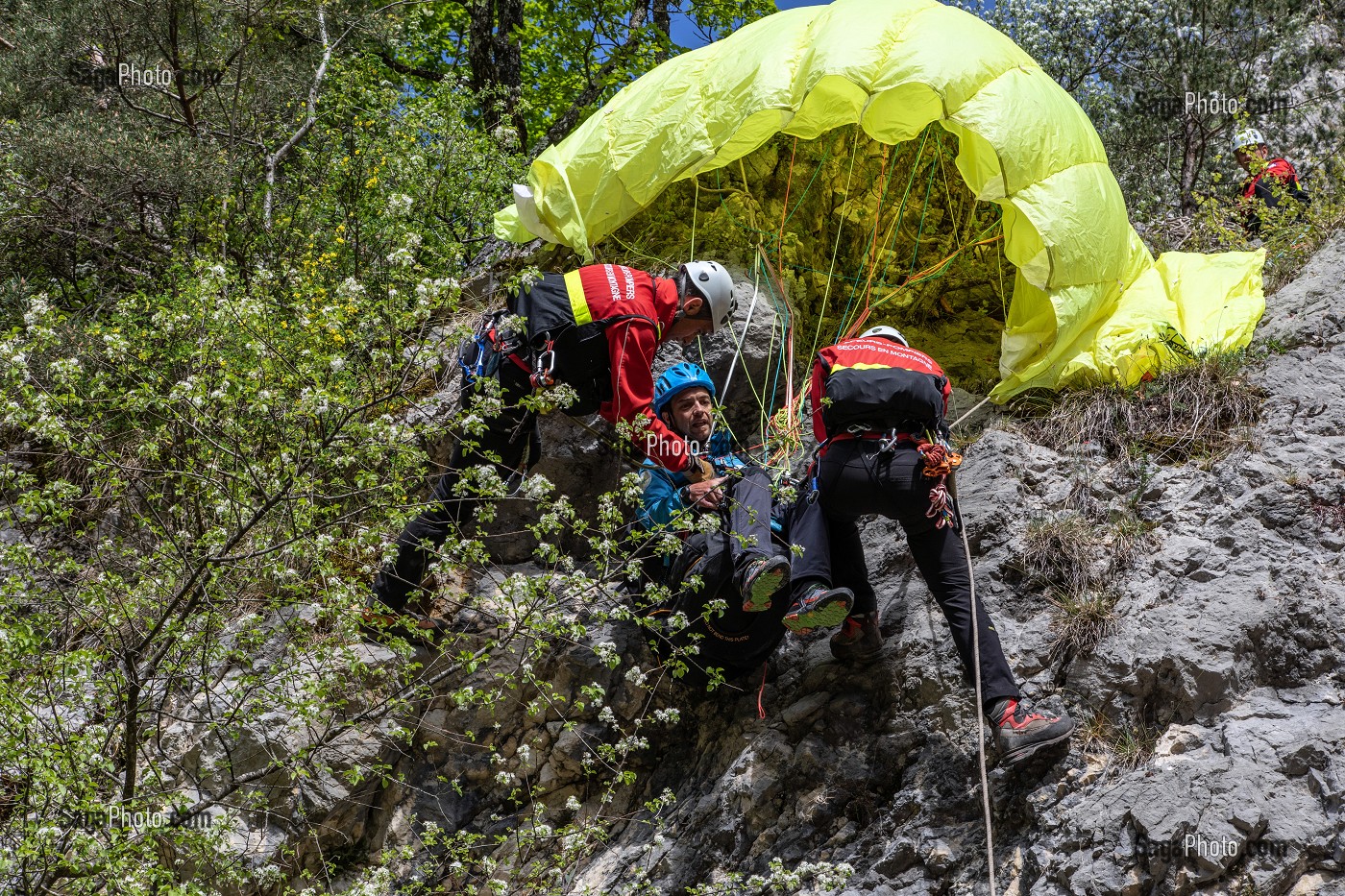INTERVENTION DE L'EQUIPE DE SECOURS EN MONTAGNE POUR LA CHUTE D'UN PARAPENTISTE DANS LA FORET DU CORNILLON AU DESSUS DU LAC DU BOURGET, LA CHAPELLE DU MONT-DU-CHAT (73), FRANCE 